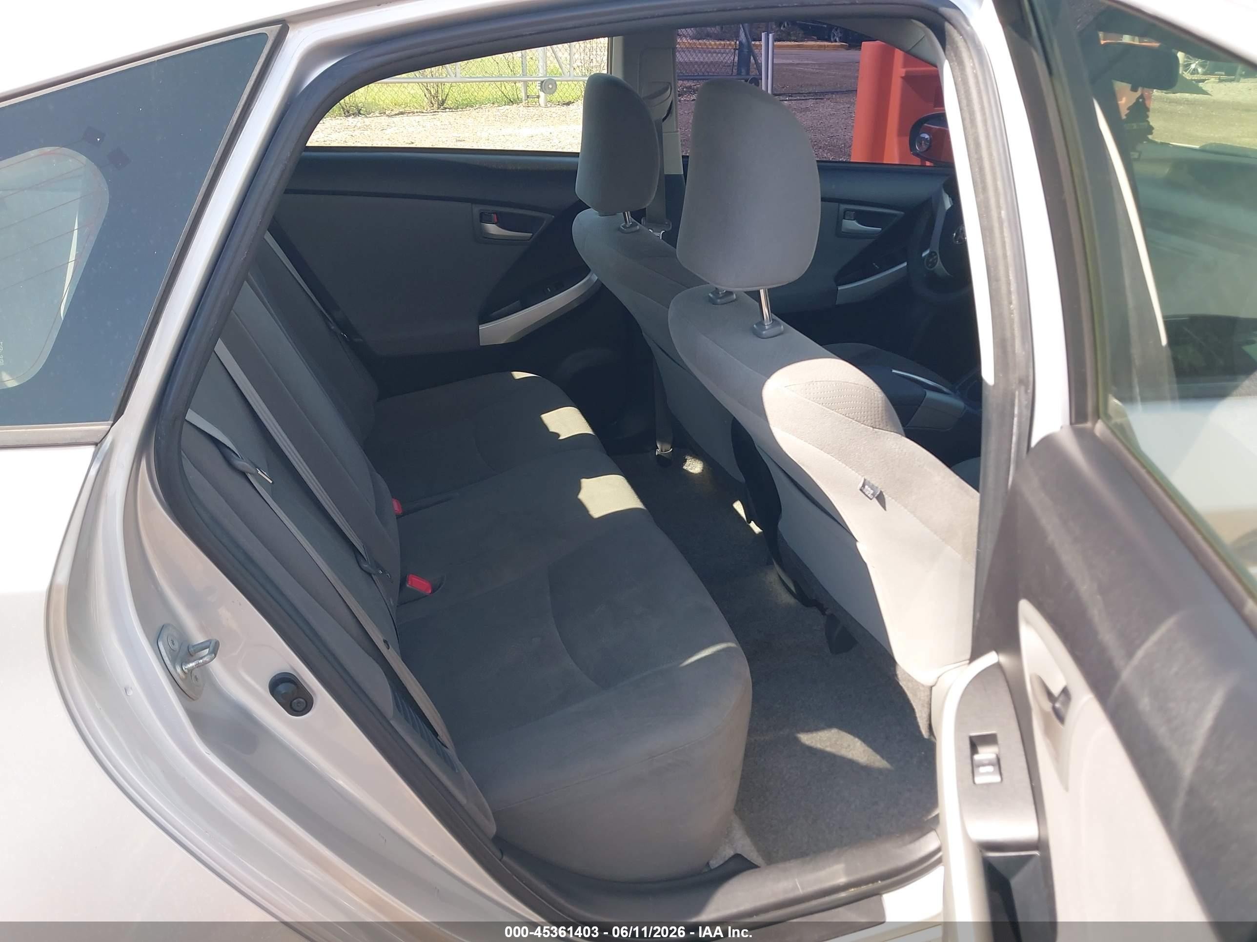 2014 Toyota Prius Two Серебряный vin: JTDKN3DU8E1736713