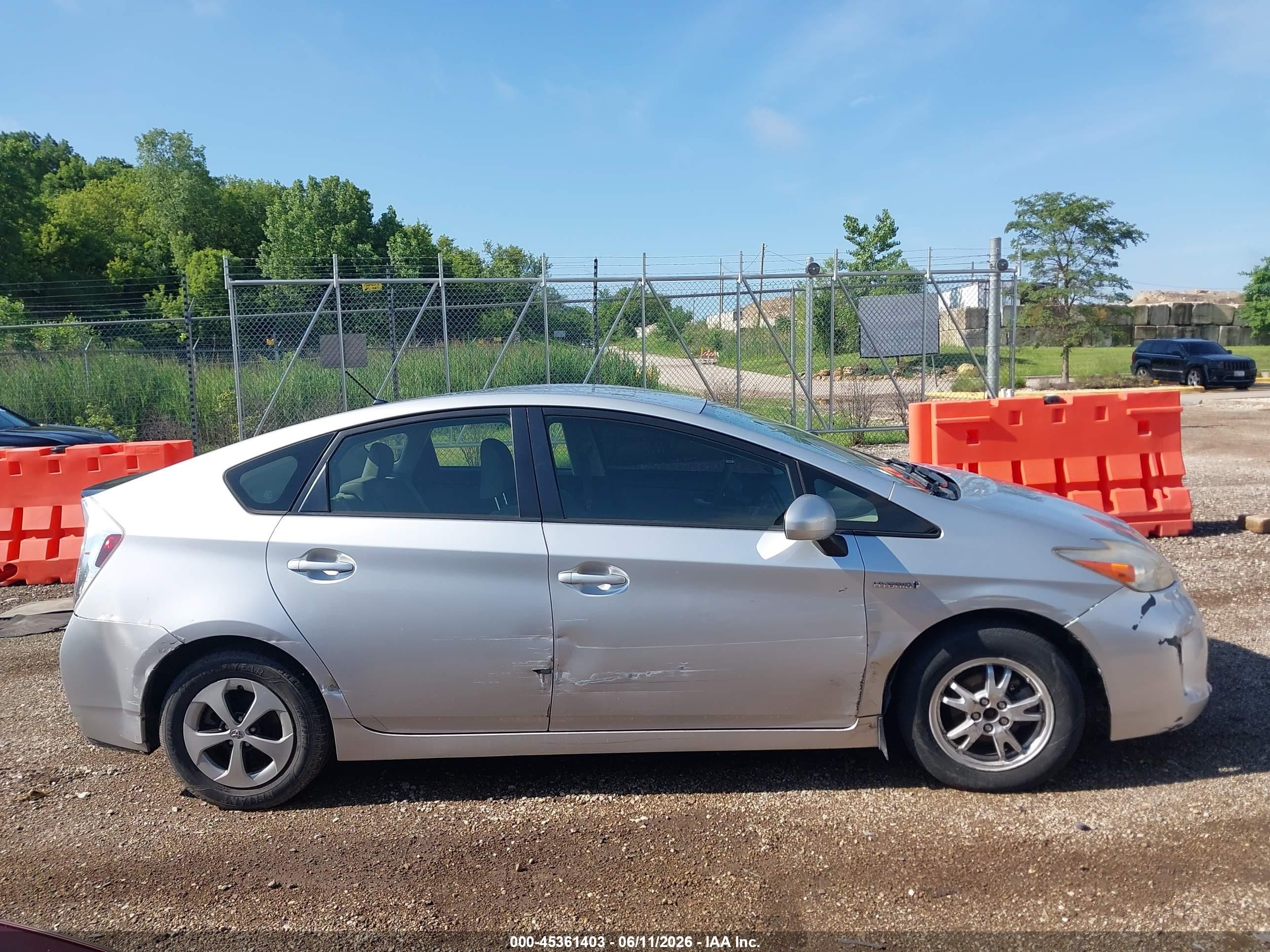 2014 Toyota Prius Two Серебряный vin: JTDKN3DU8E1736713