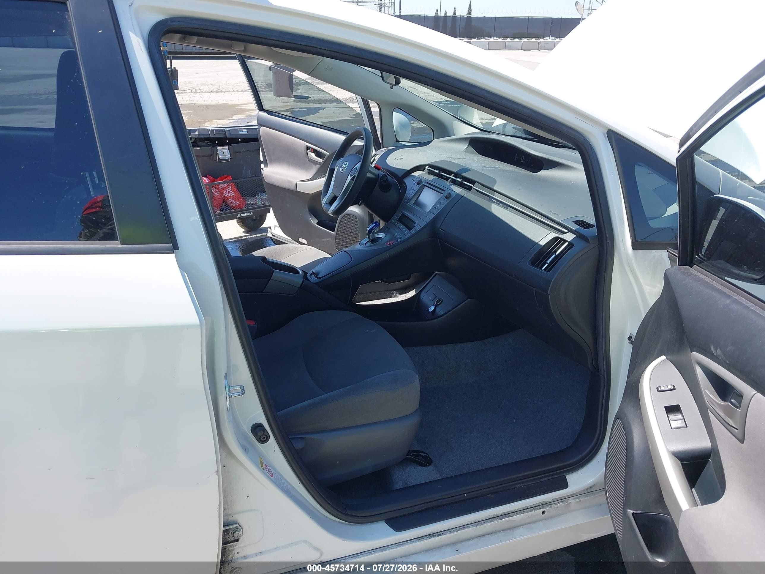 2014 Toyota Prius Three Белый vin: JTDKN3DU8E1753012