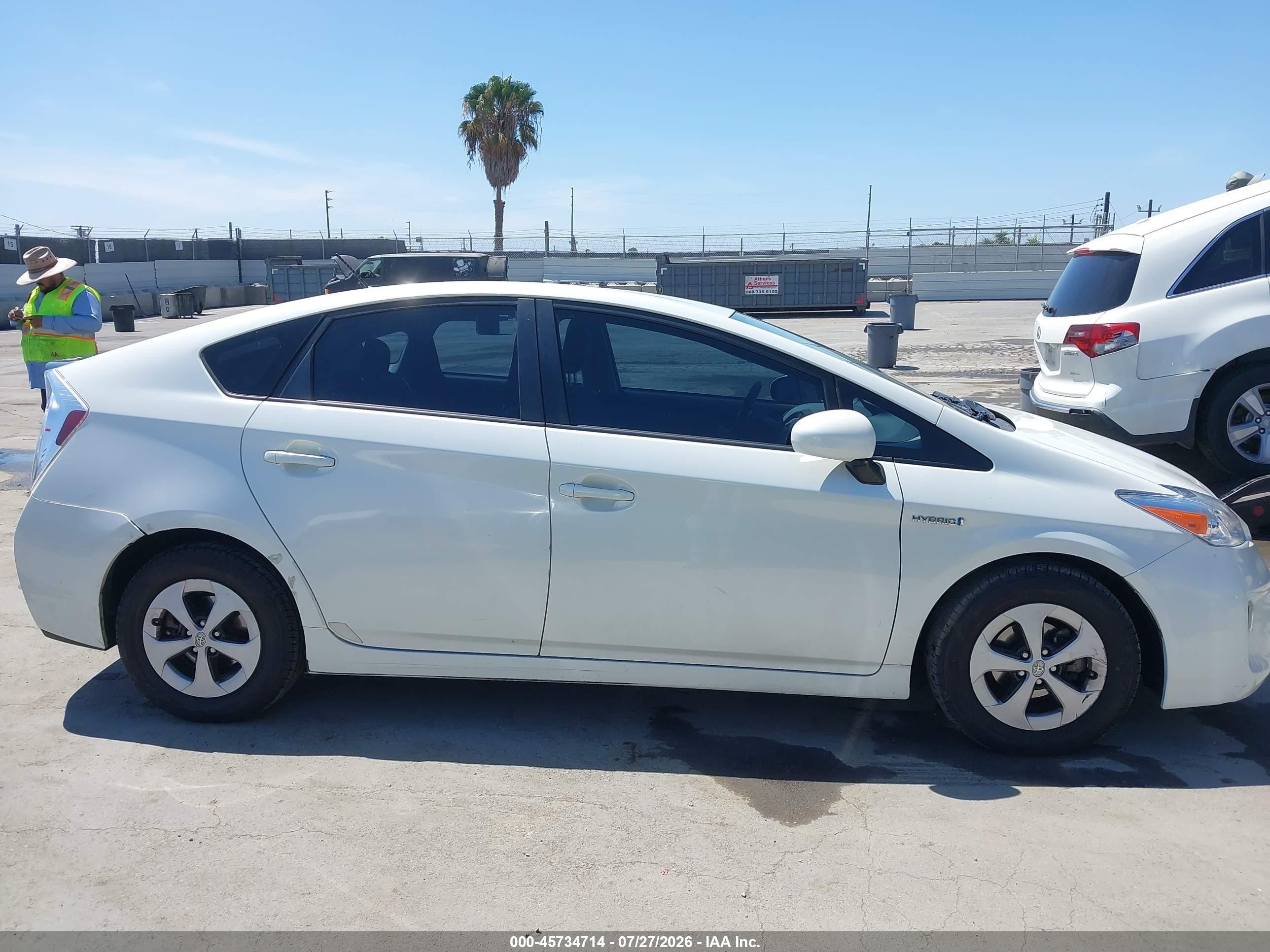 2014 Toyota Prius Three Белый vin: JTDKN3DU8E1753012