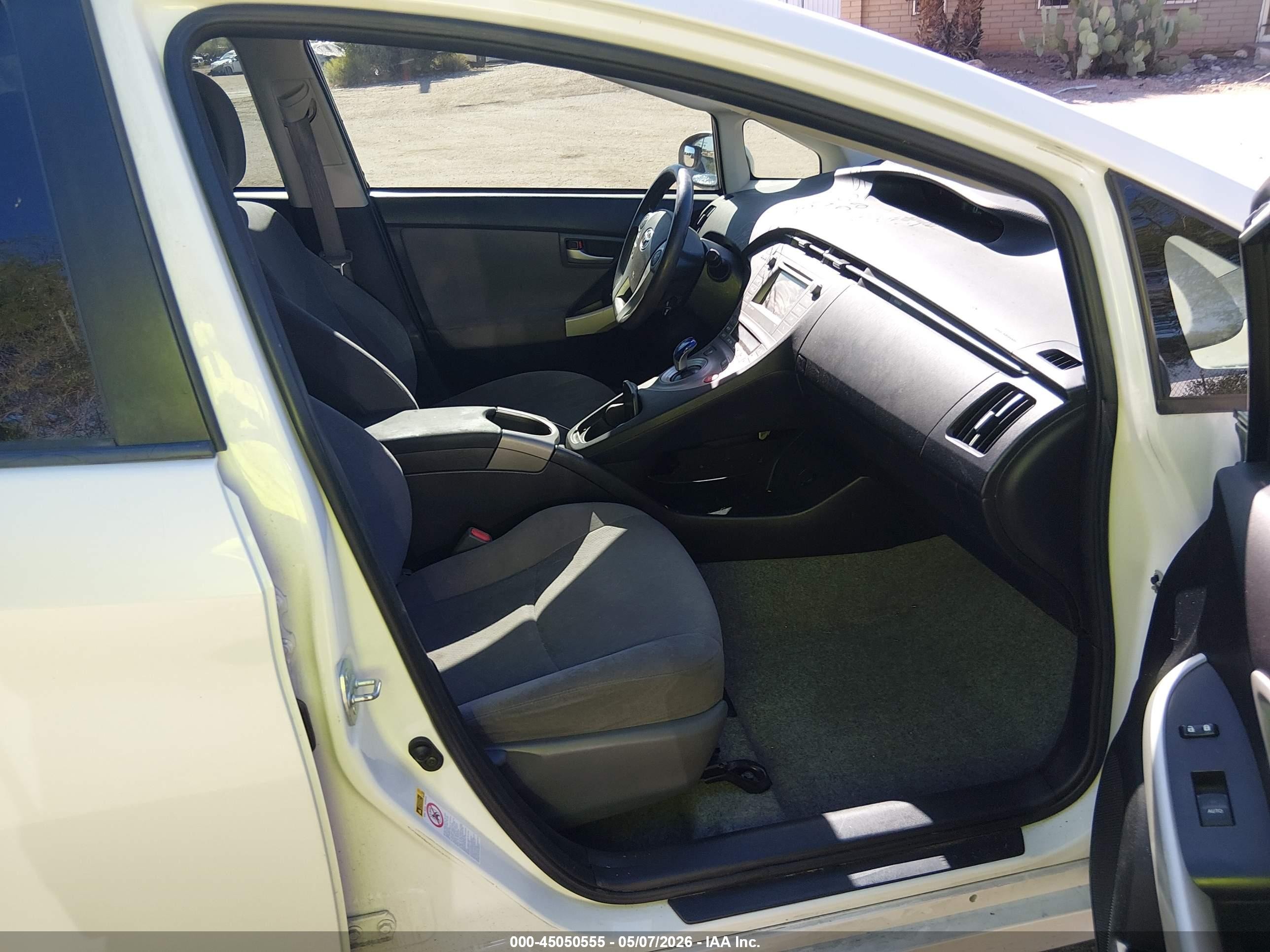 2014 Toyota Prius Three White vin: JTDKN3DU8E1810034
