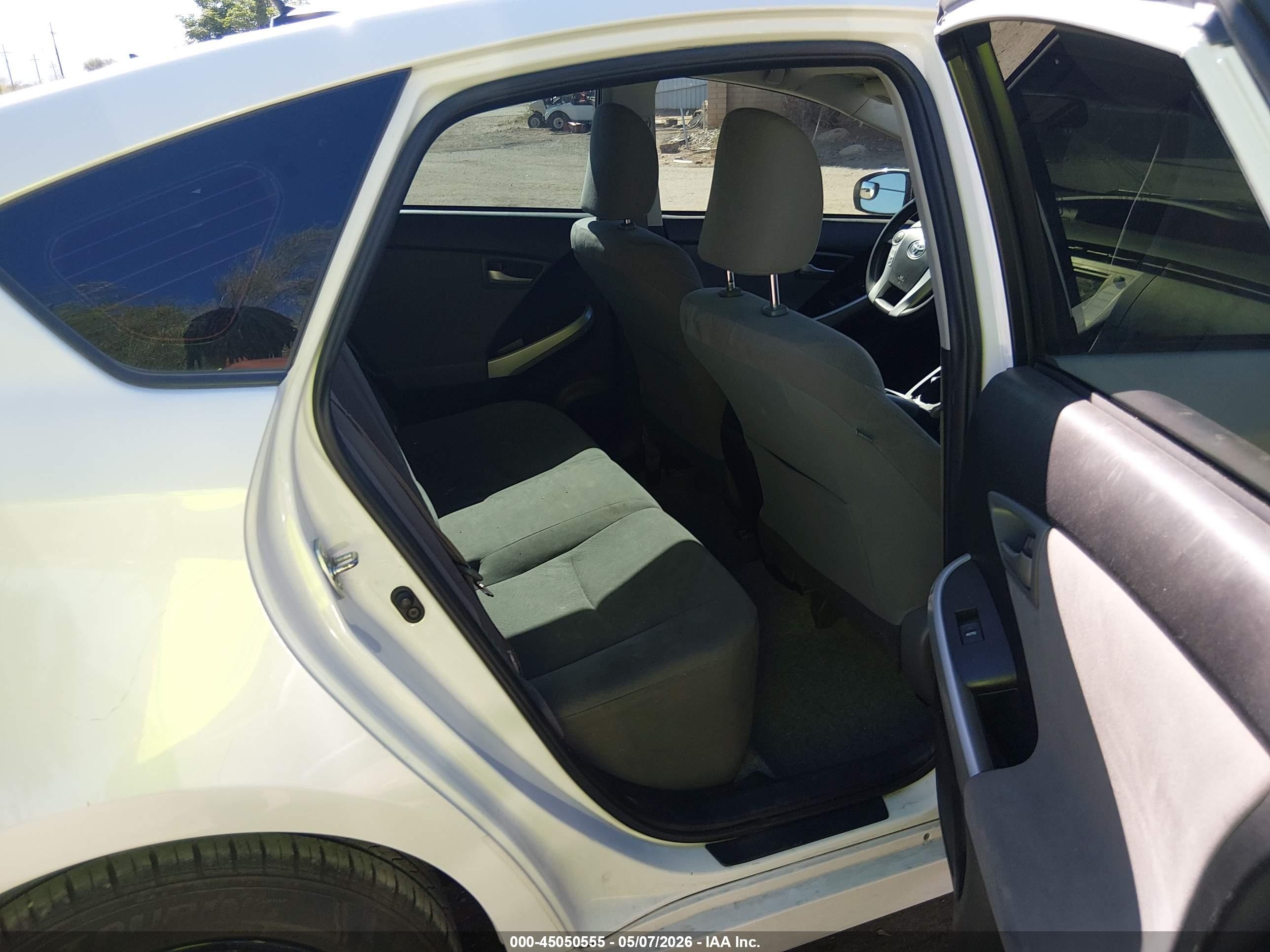 2014 Toyota Prius Three White vin: JTDKN3DU8E1810034