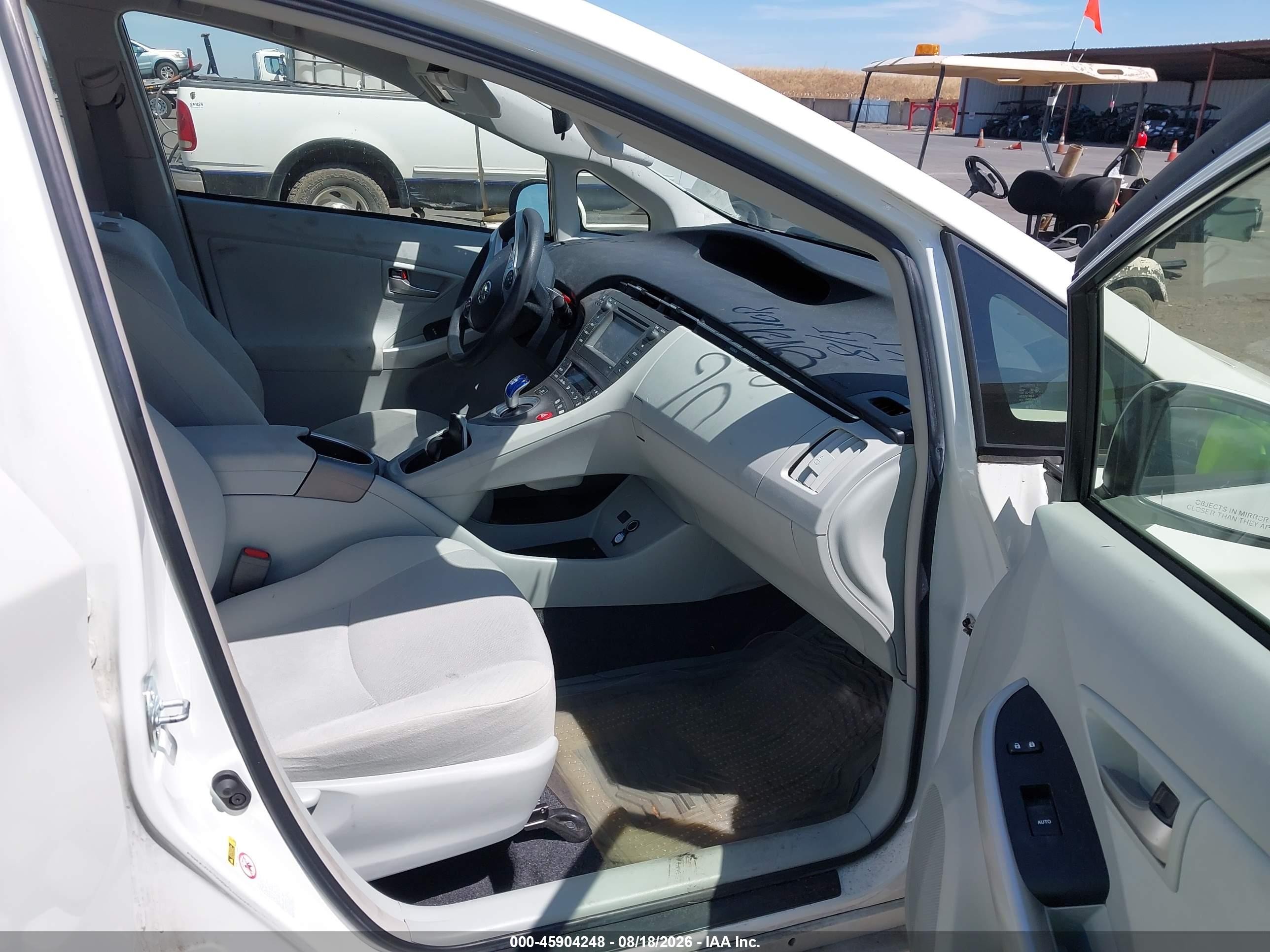 2015 Toyota Prius Two Белый vin: JTDKN3DU8F0434619