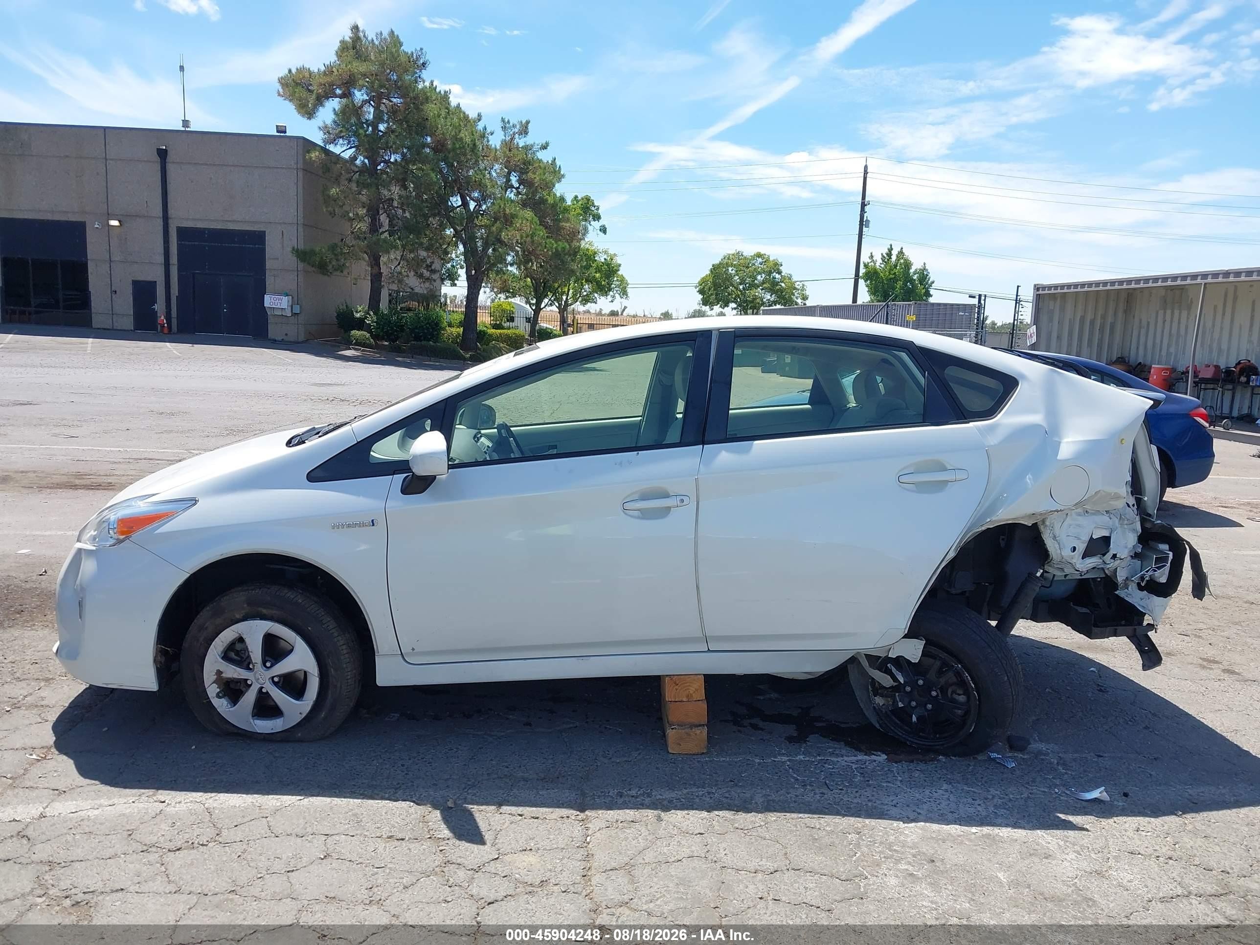 2015 Toyota Prius Two Белый vin: JTDKN3DU8F0434619