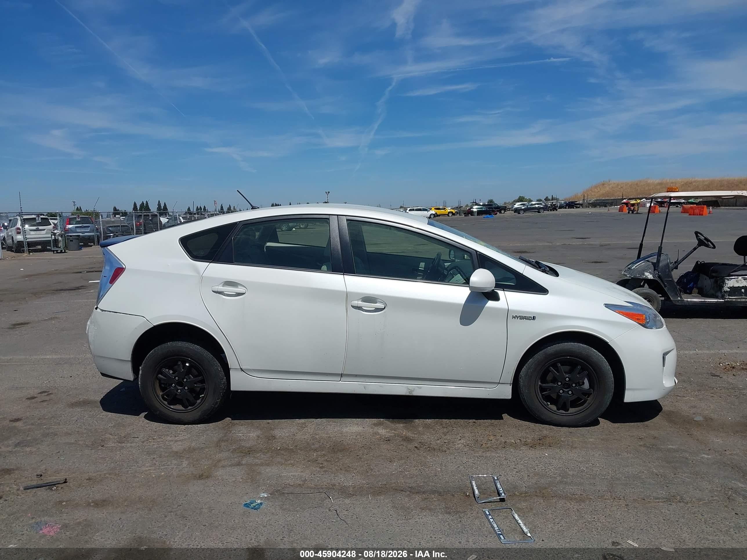 2015 Toyota Prius Two Белый vin: JTDKN3DU8F0434619