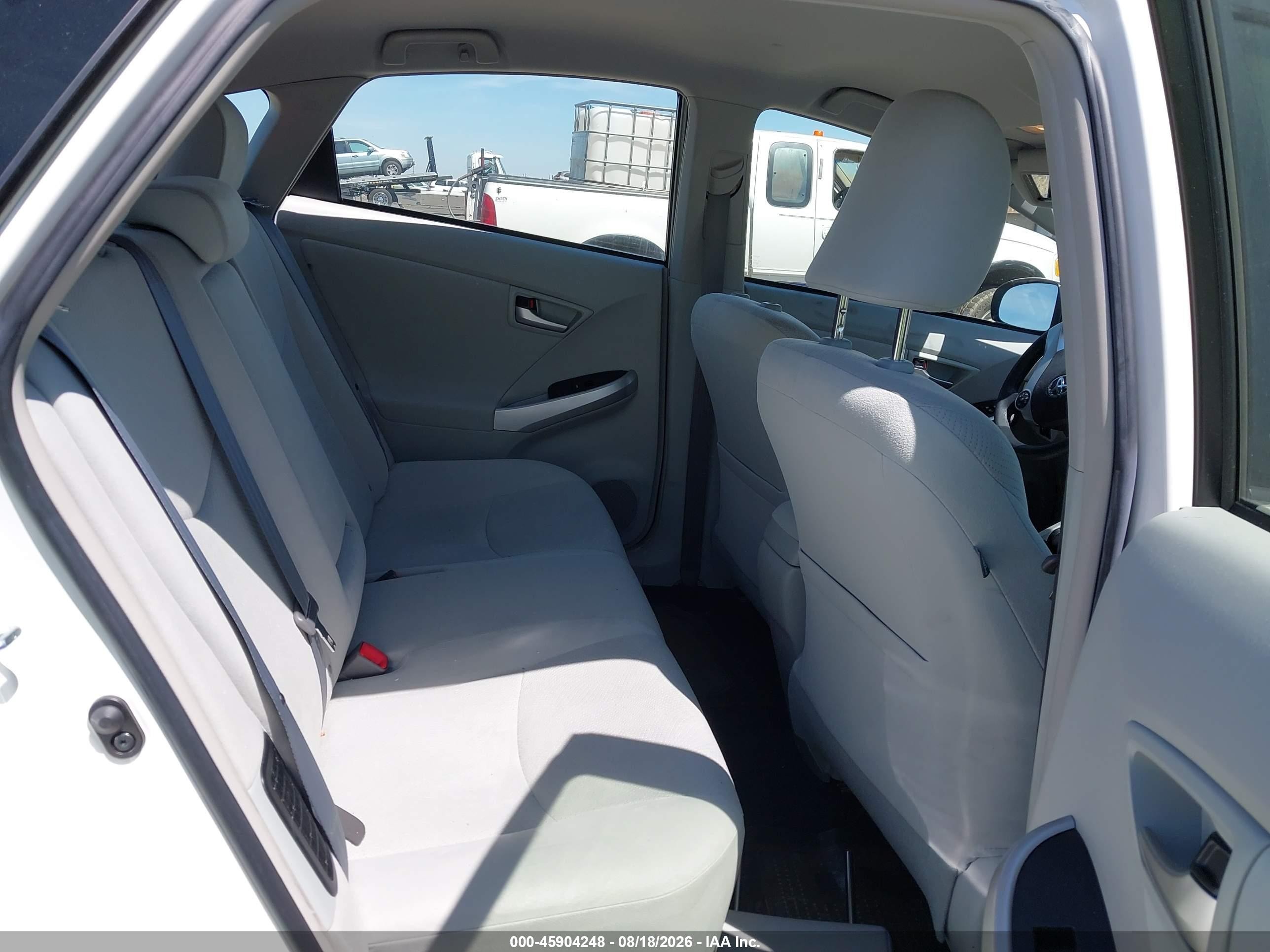 2015 Toyota Prius Two Белый vin: JTDKN3DU8F0434619