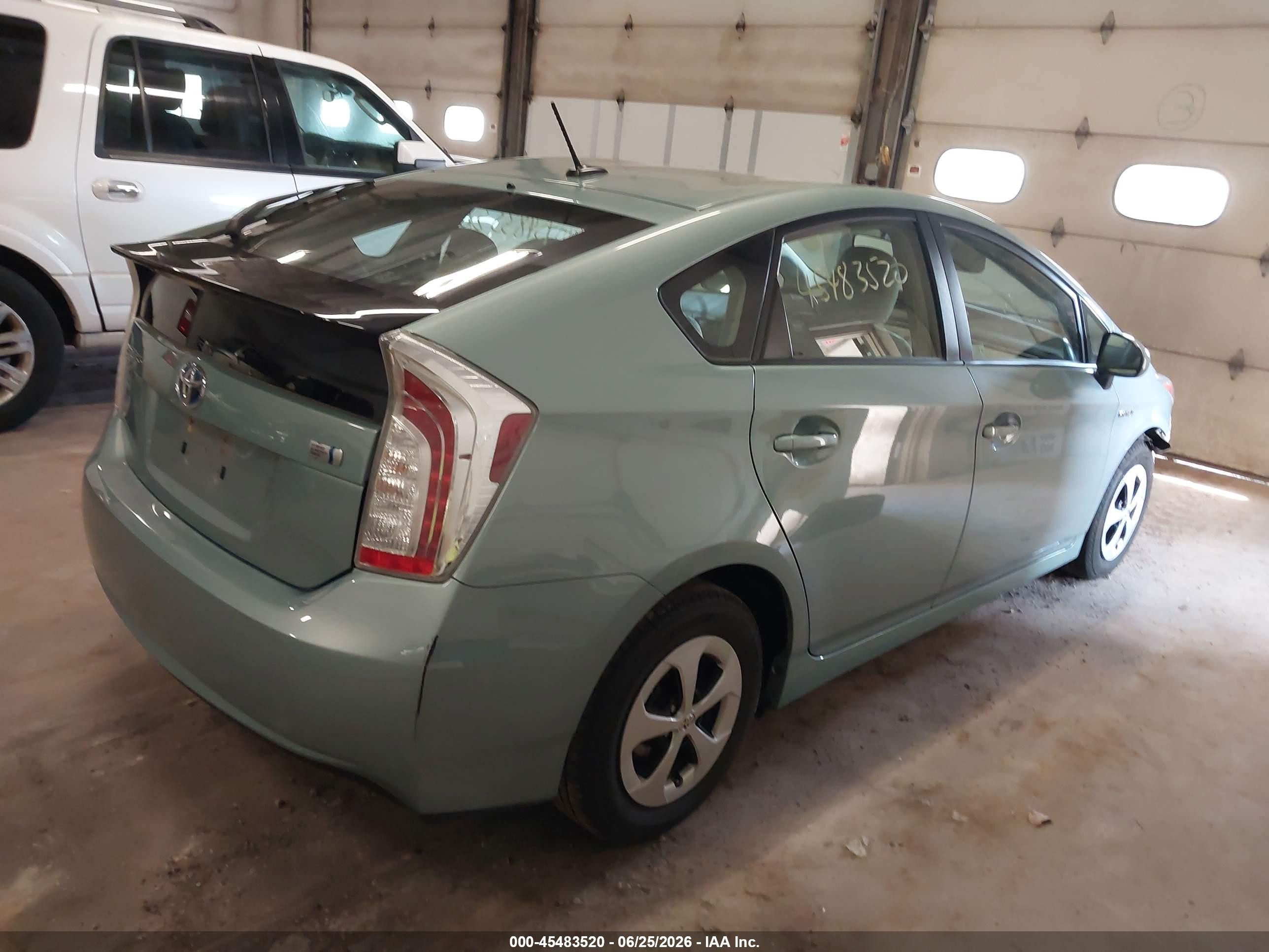 2015 Toyota Prius Three Green vin: JTDKN3DU8F1880988
