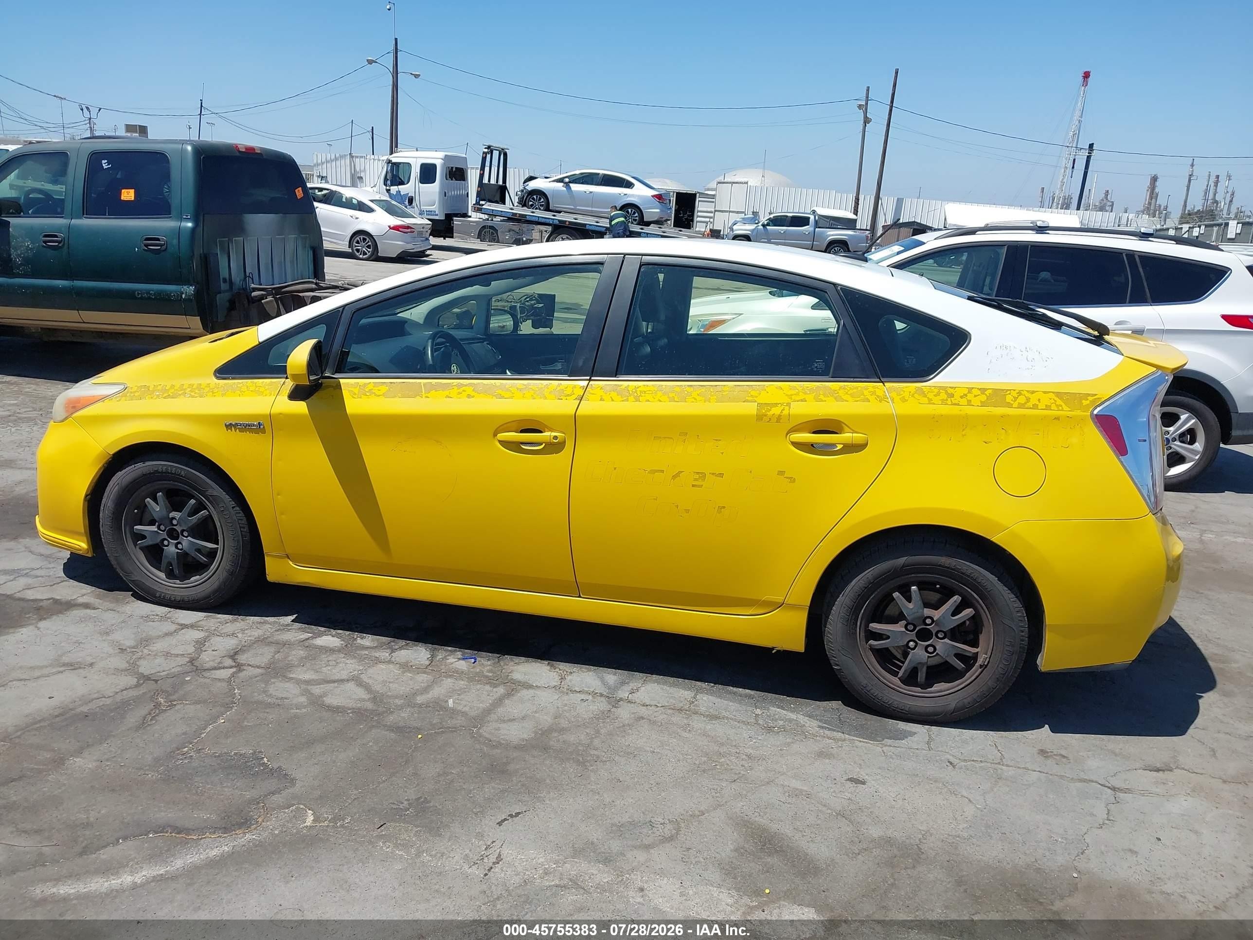 2015 Toyota Prius Four Желтый vin: JTDKN3DU8F1905727