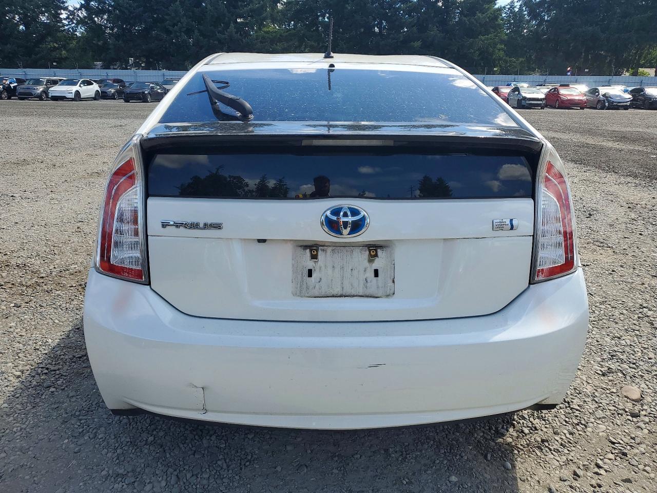 2015 Toyota Prius Two Белый vin: JTDKN3DU8F1978418