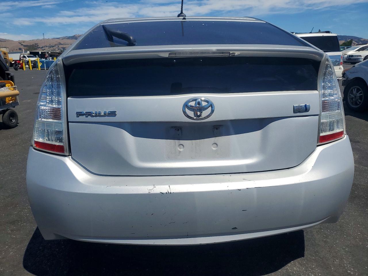 2011 Toyota Prius Two Серебряный vin: JTDKN3DU9B0268105