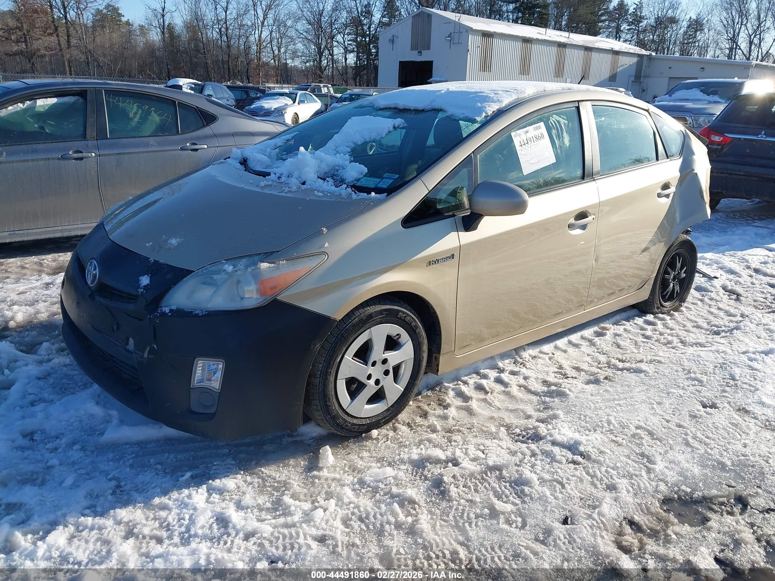 2011 Toyota Prius Two Золотой vin: JTDKN3DU9B1447223