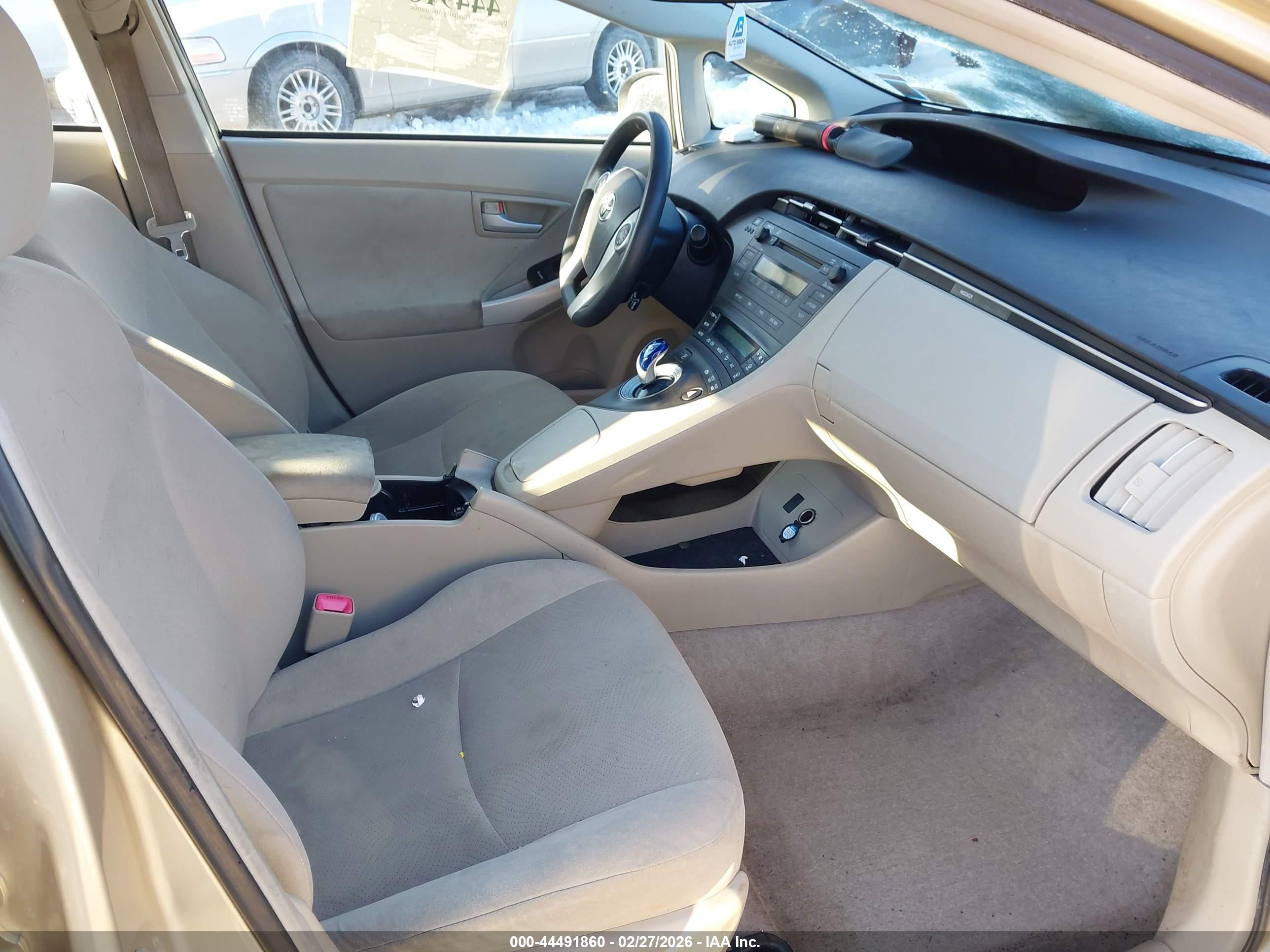 2011 Toyota Prius Two Золотой vin: JTDKN3DU9B1447223