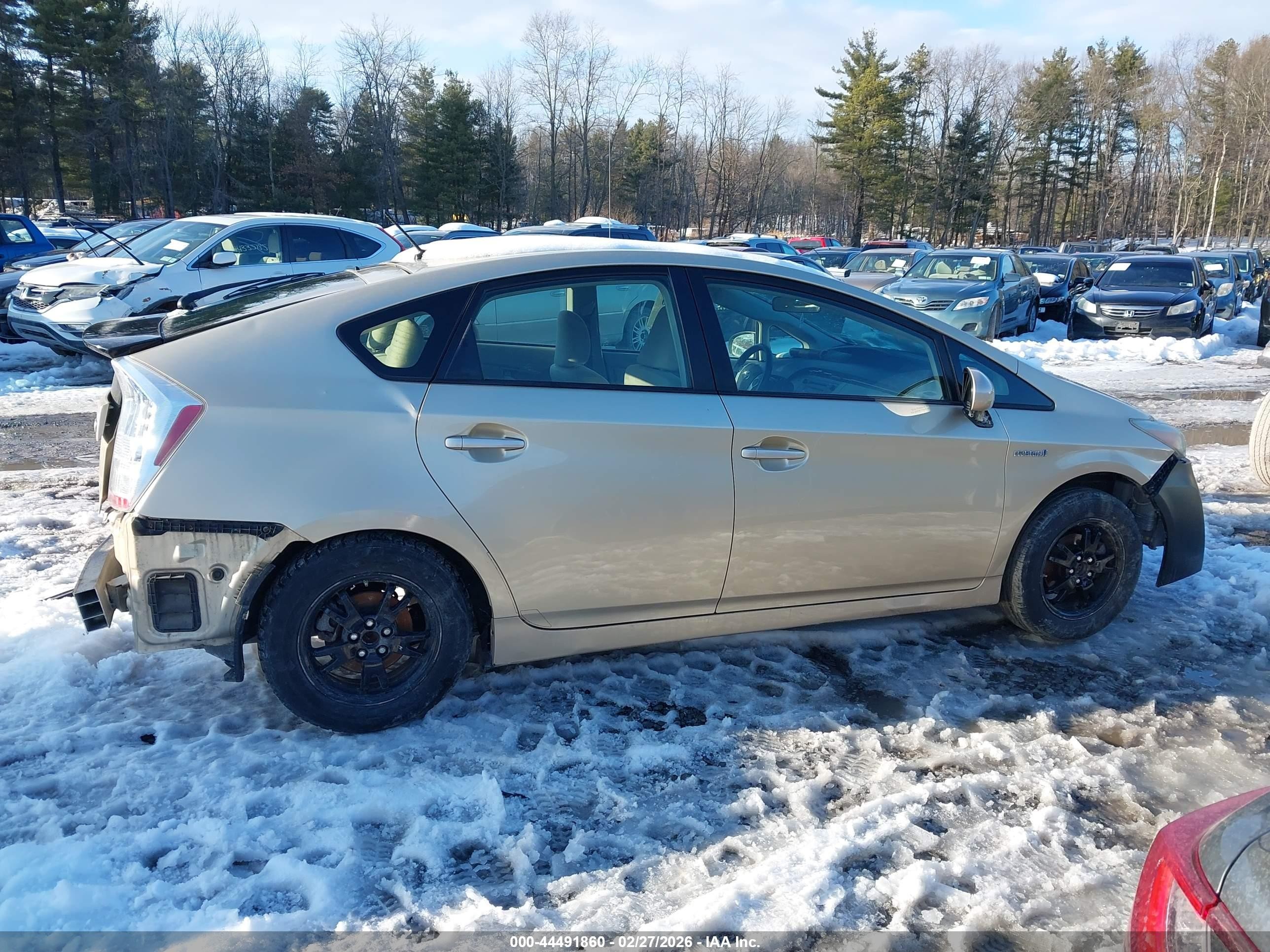 2011 Toyota Prius Two Золотой vin: JTDKN3DU9B1447223