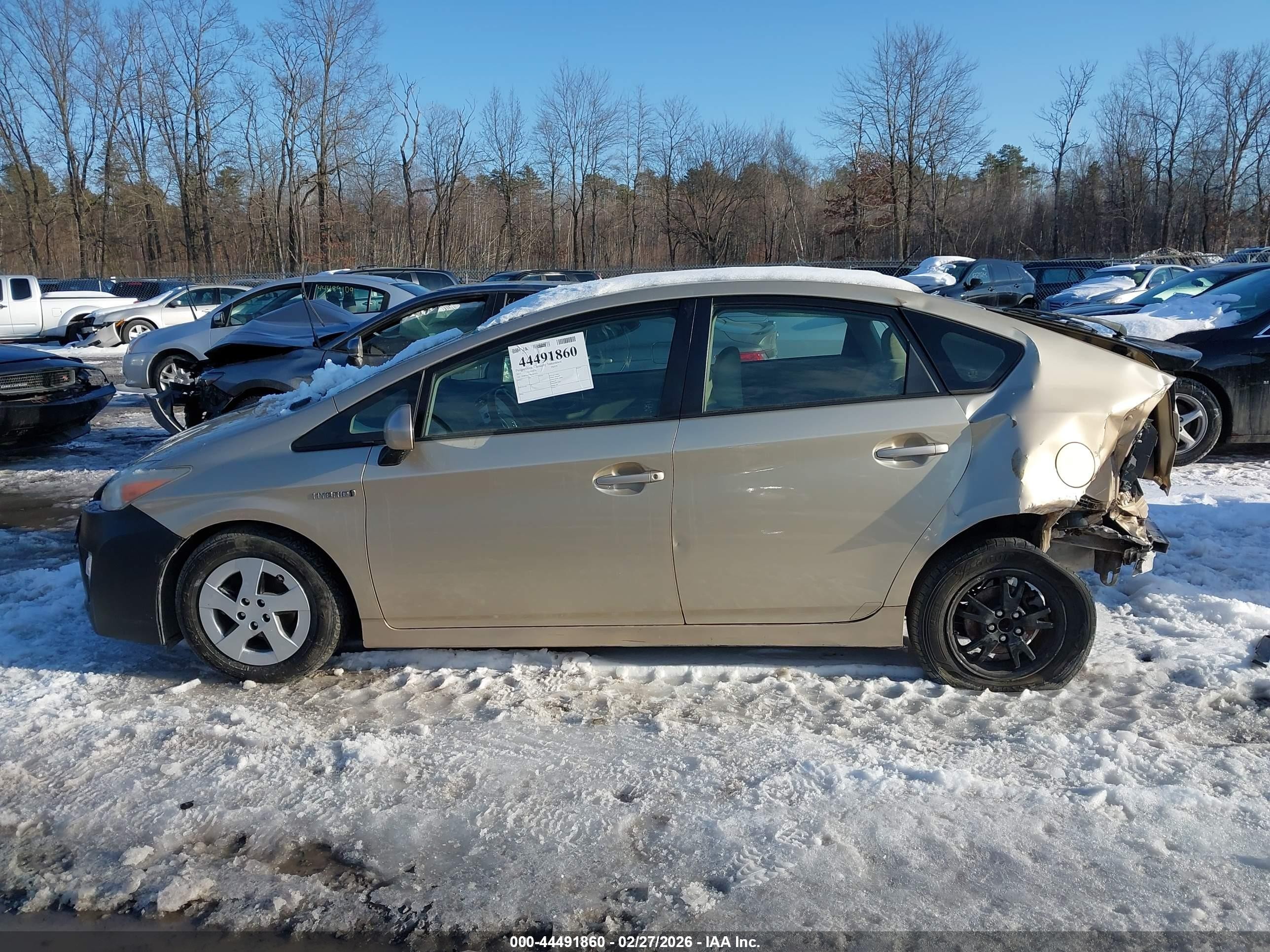 2011 Toyota Prius Two Золотой vin: JTDKN3DU9B1447223