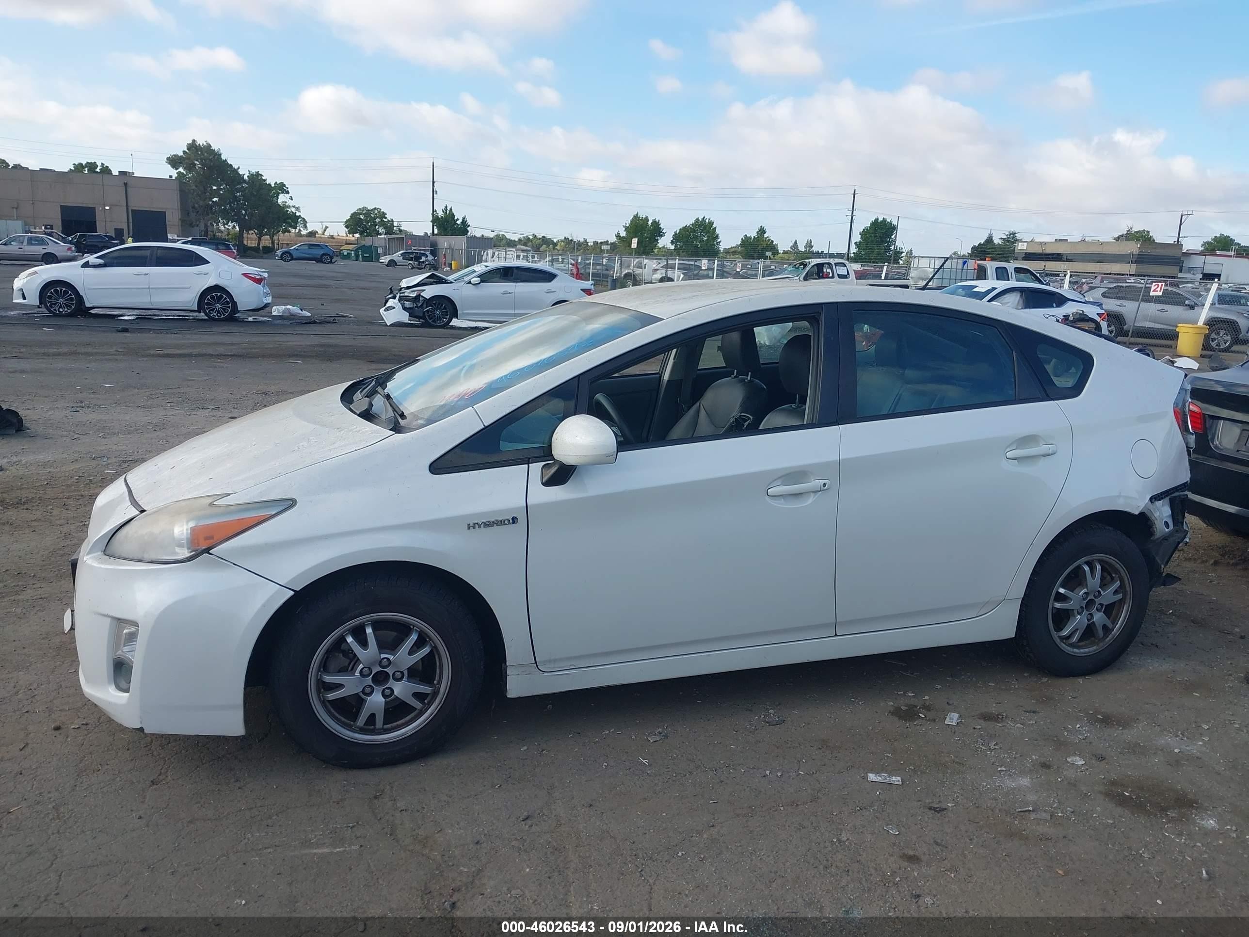 2011 Toyota Prius Two White vin: JTDKN3DU9B5337667