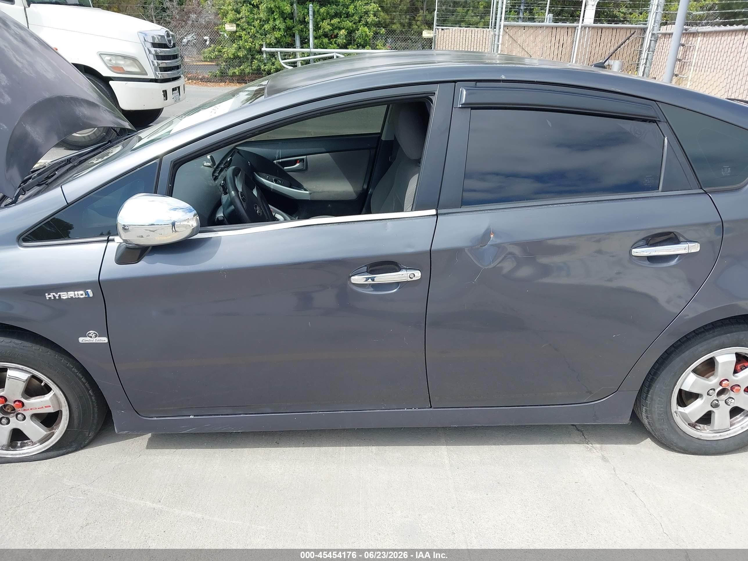 2013 Toyota Prius Two Серый vin: JTDKN3DU9D1673331