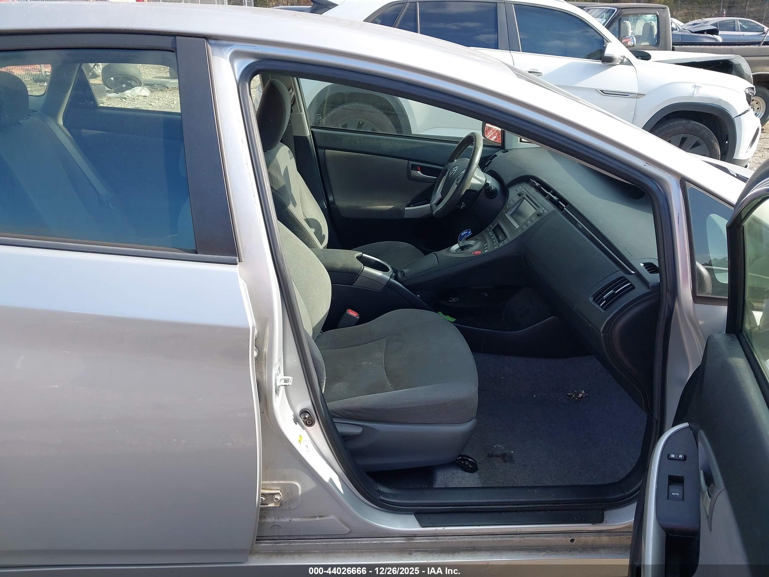 2015 Toyota Prius Two Серый vin: JTDKN3DU9F0448755