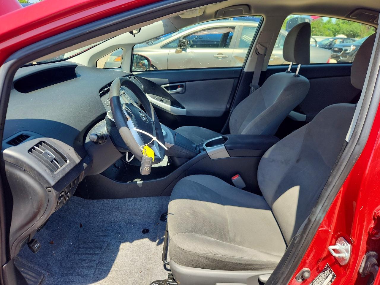 2015 Toyota Prius Two Красный vin: JTDKN3DU9F0452627