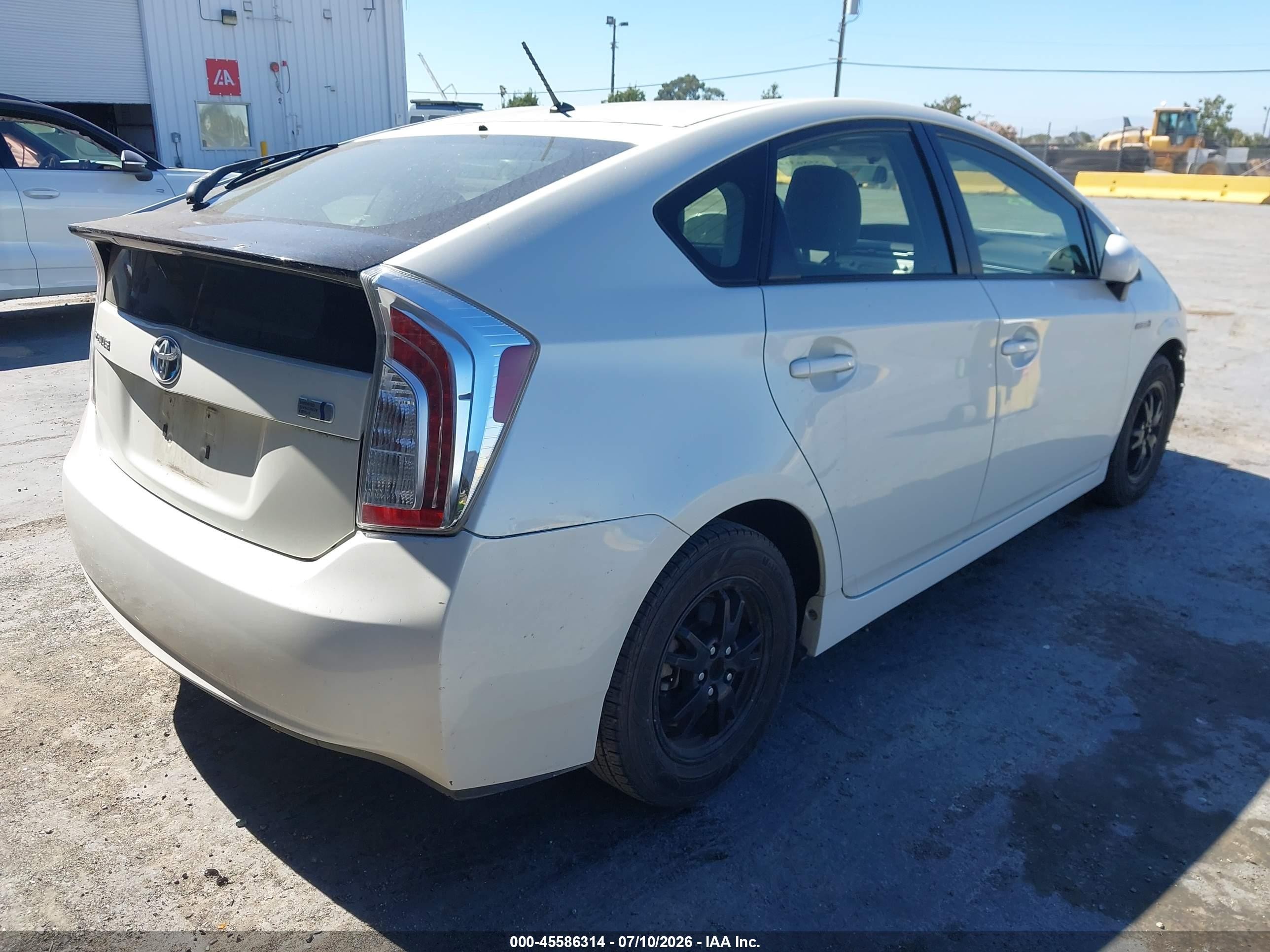 2015 Toyota Prius Two Белый vin: JTDKN3DU9F0469072