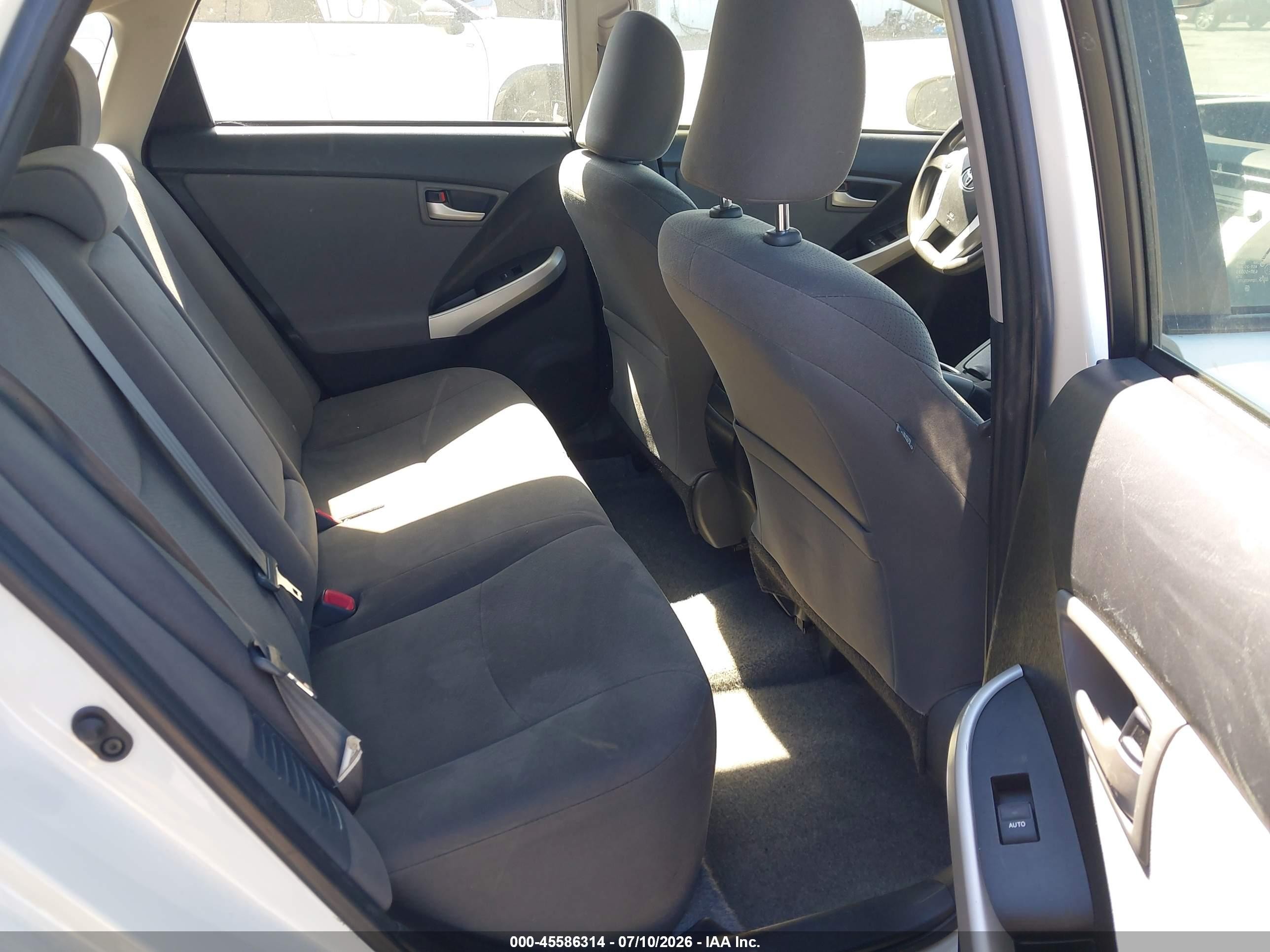 2015 Toyota Prius Two Белый vin: JTDKN3DU9F0469072