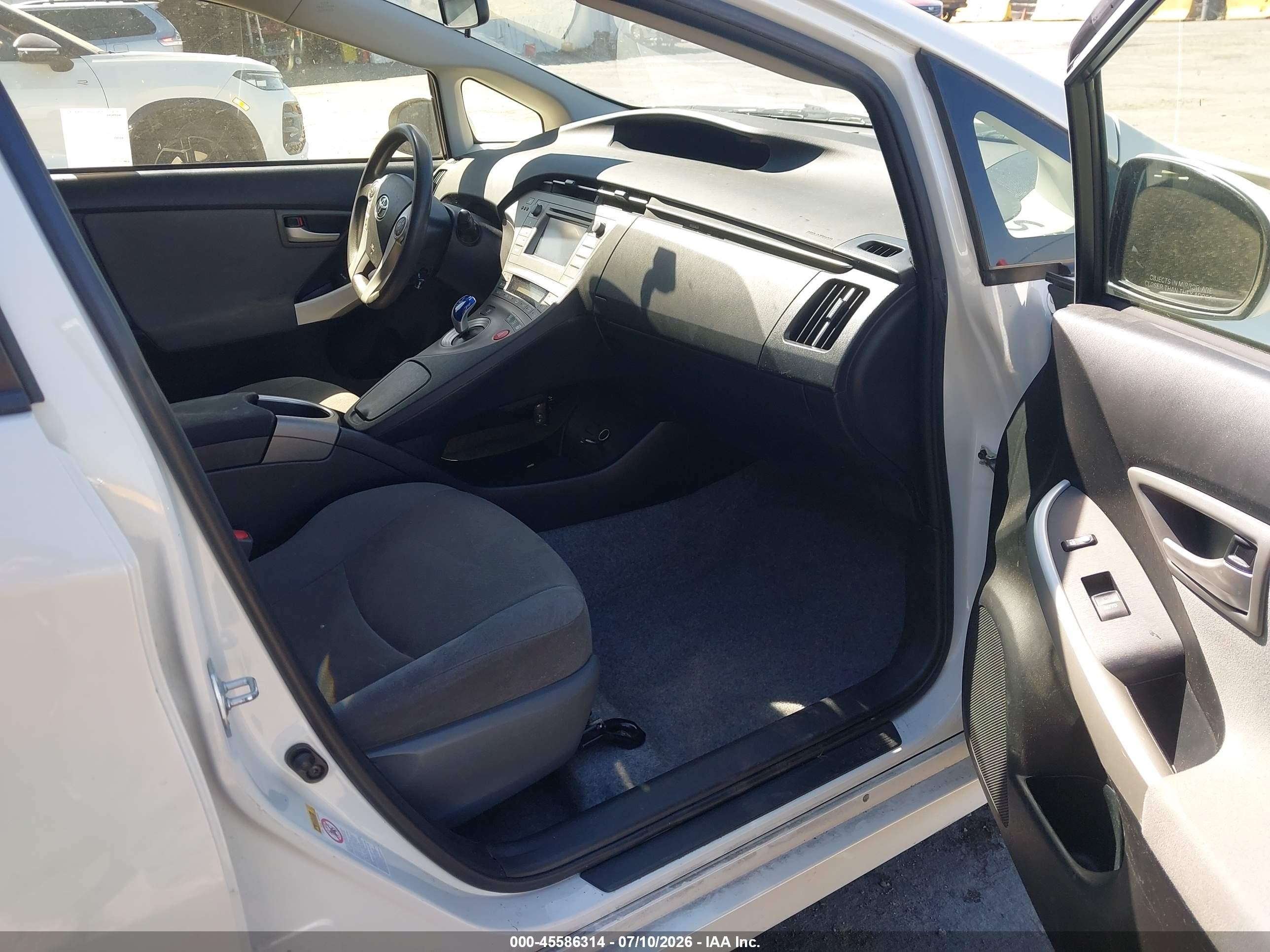 2015 Toyota Prius Two Белый vin: JTDKN3DU9F0469072