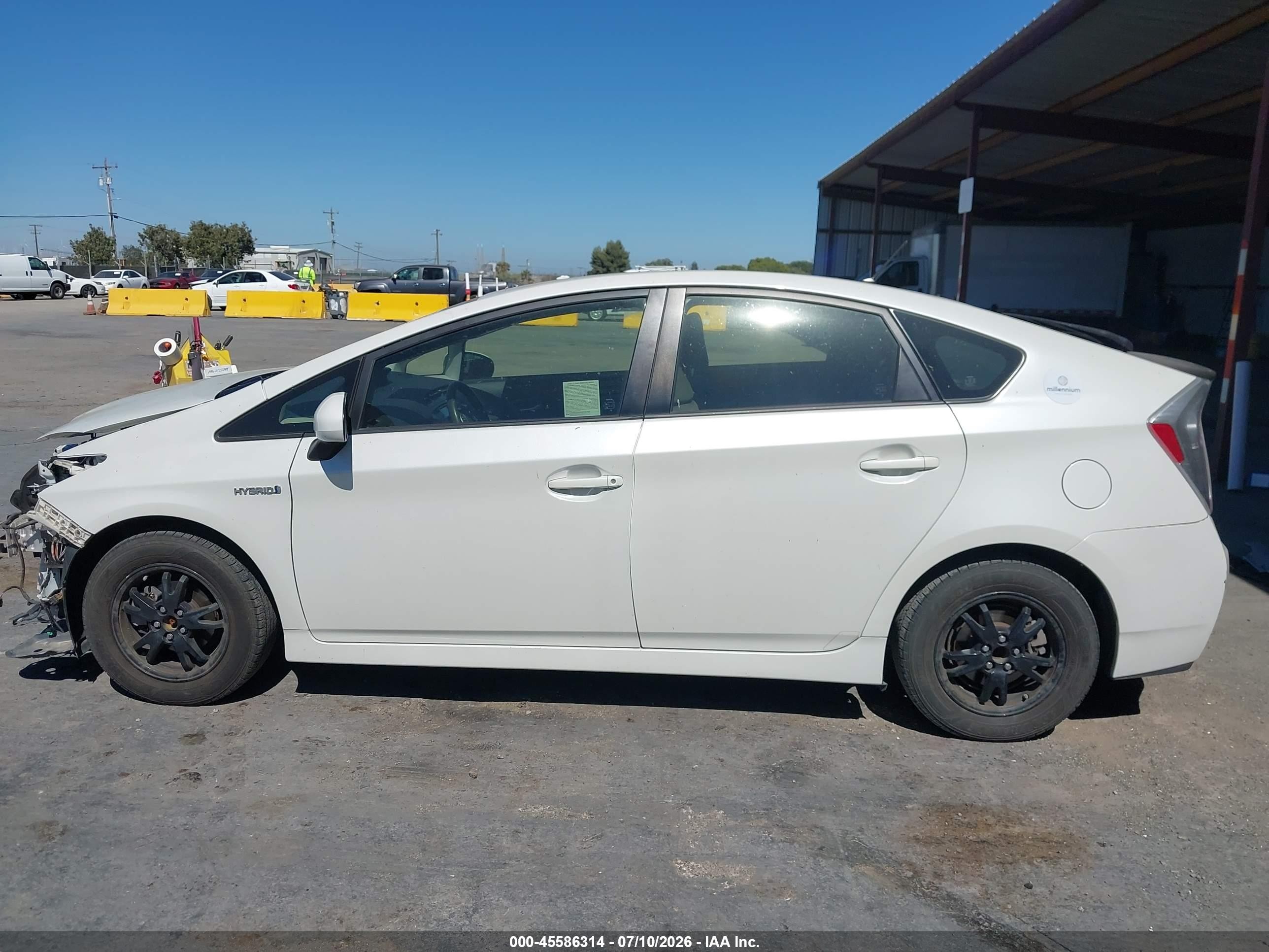 2015 Toyota Prius Two Белый vin: JTDKN3DU9F0469072