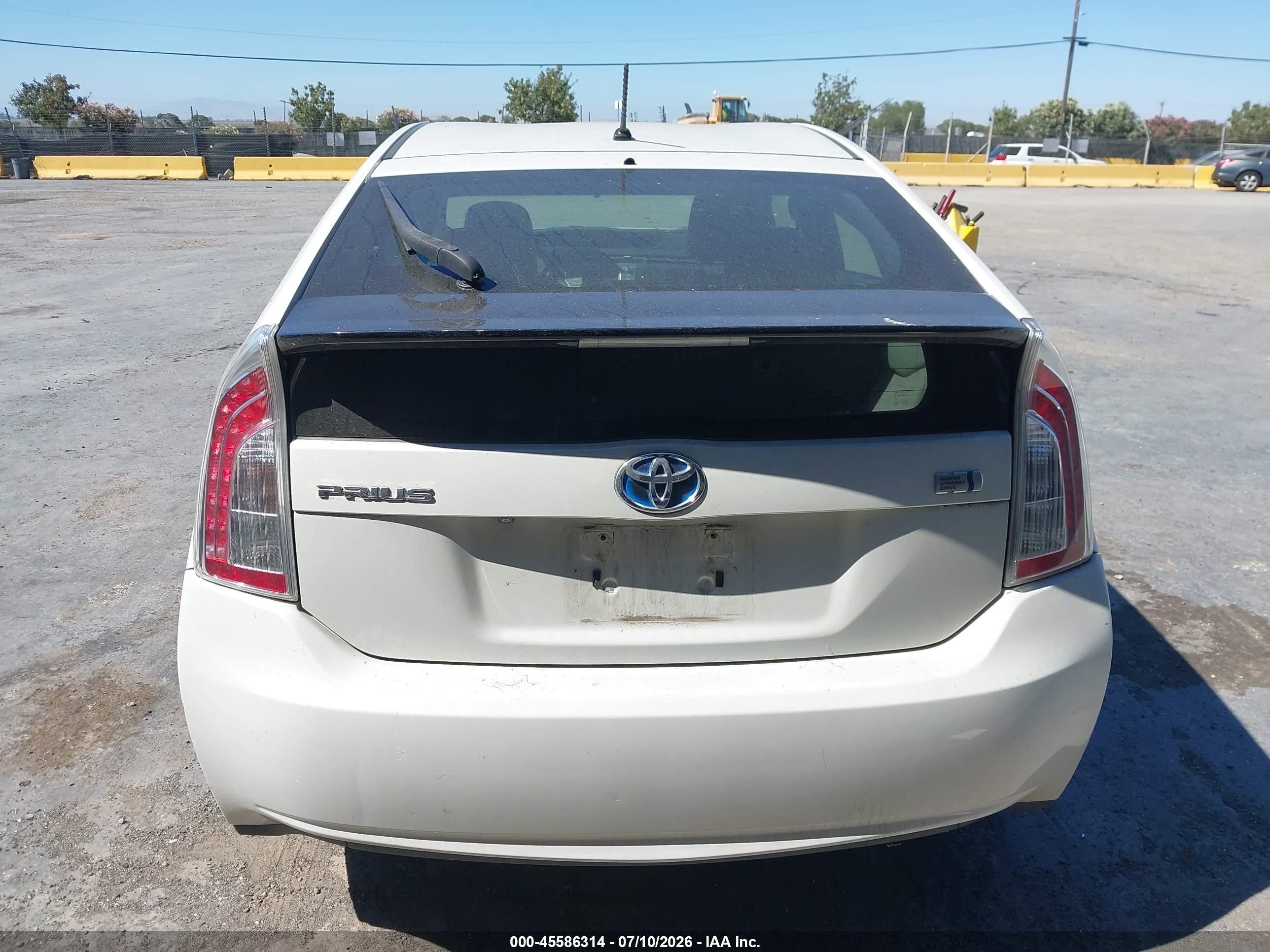 2015 Toyota Prius Two Белый vin: JTDKN3DU9F0469072