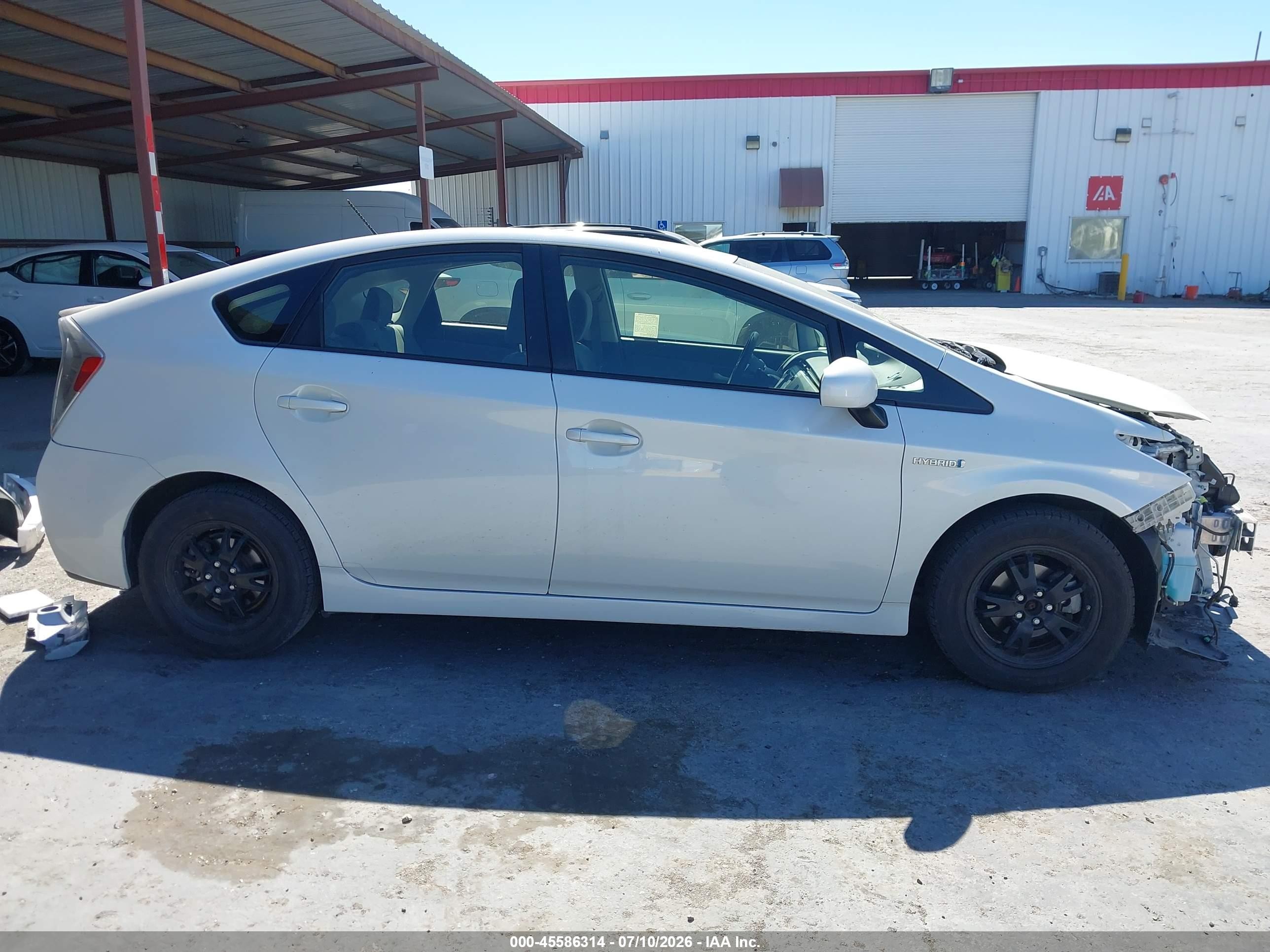 2015 Toyota Prius Two Белый vin: JTDKN3DU9F0469072