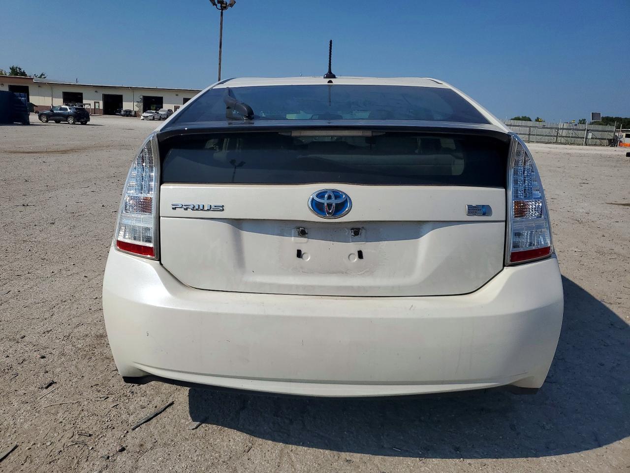 2010 Toyota Prius Iv Белый vin: JTDKN3DUXA0028124