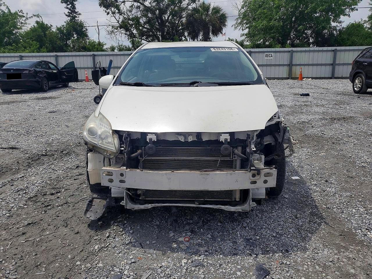 2011 Toyota Prius Three Белый vin: JTDKN3DUXB0253452