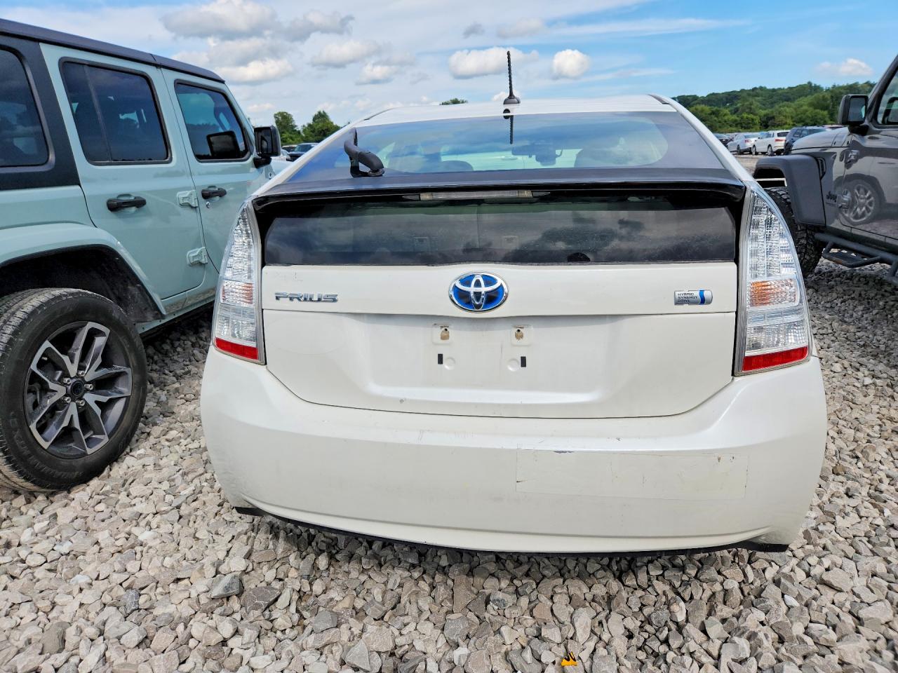 2011 Toyota Prius Three White vin: JTDKN3DUXB5372573