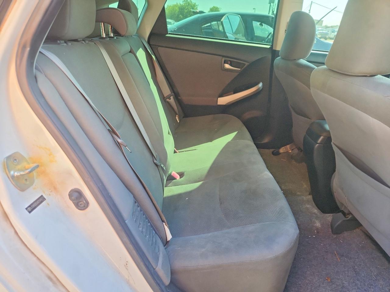 2012 Toyota Prius Two Белый vin: JTDKN3DUXC5490771