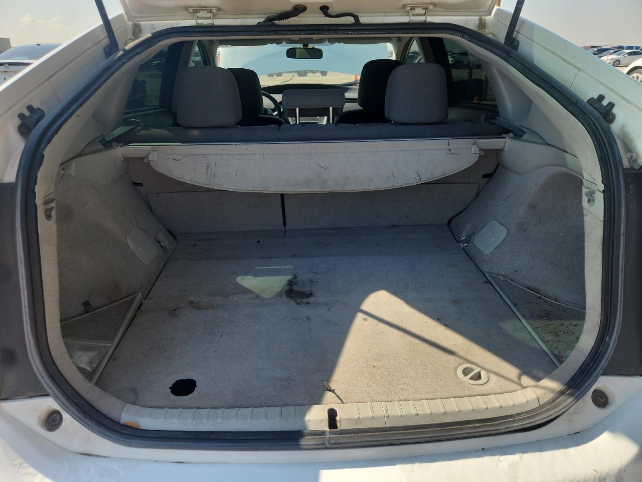 2012 Toyota Prius Two Белый vin: JTDKN3DUXC5490771 Damage: Luggage Carpeting, Stained, Permanent
