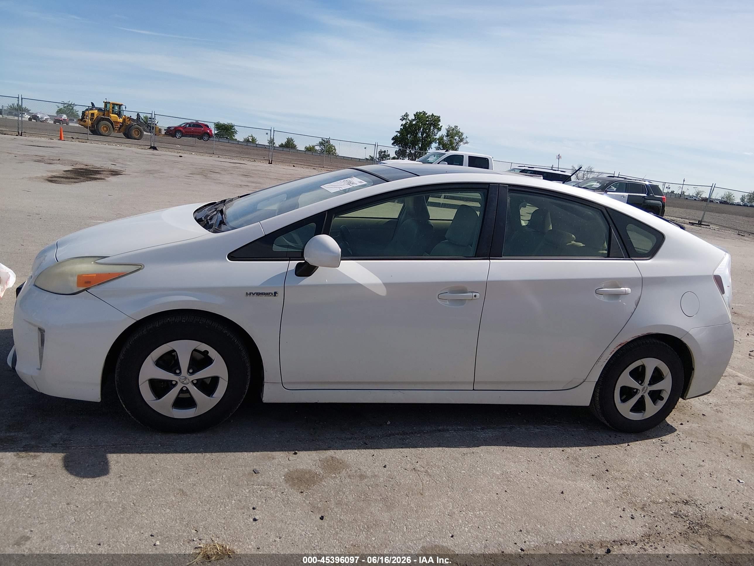 2013 Toyota Prius Three White vin: JTDKN3DUXD1648017