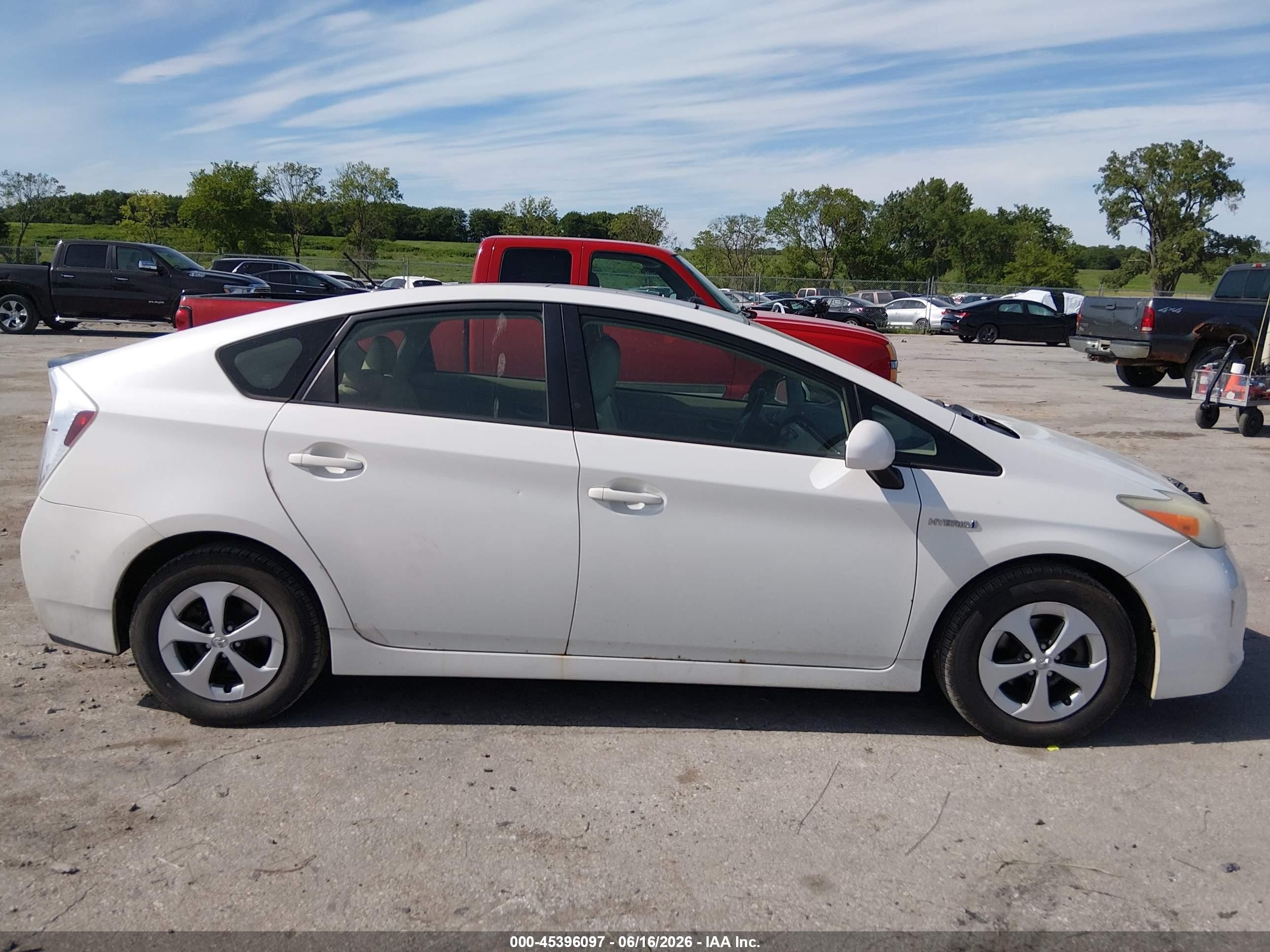 2013 Toyota Prius Three White vin: JTDKN3DUXD1648017