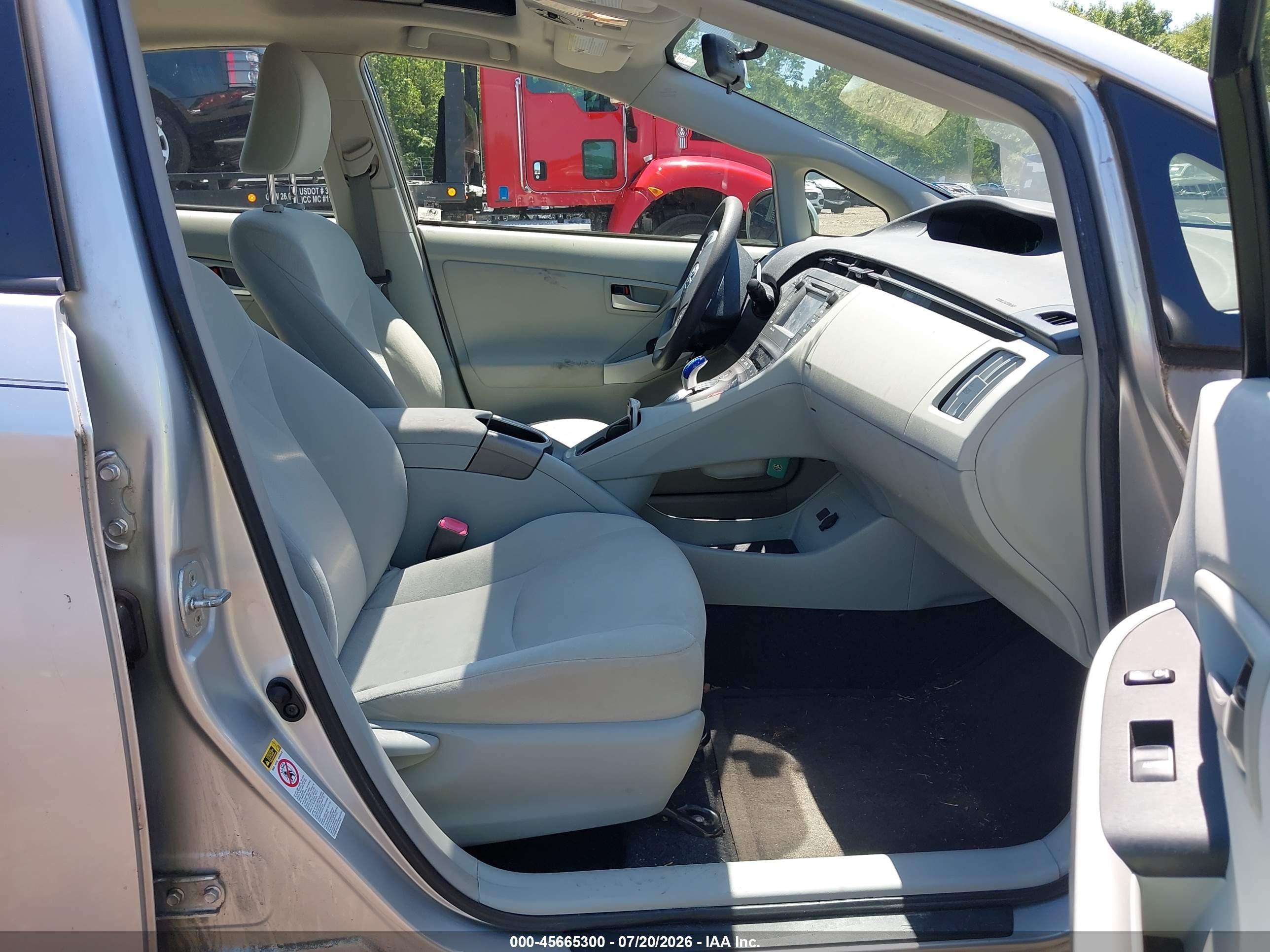 2013 Toyota Prius Three Silver vin: JTDKN3DUXD5541395