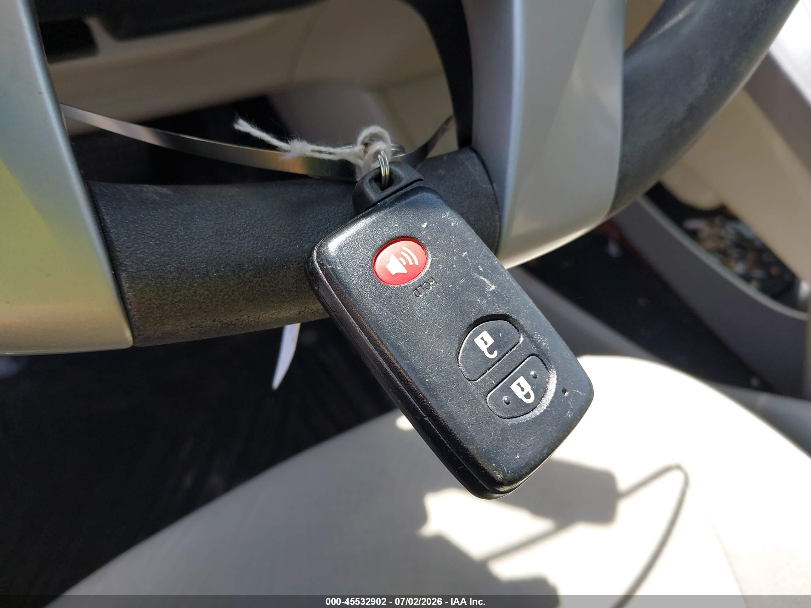 2013 Toyota Prius Two Красный vin: JTDKN3DUXD5660953