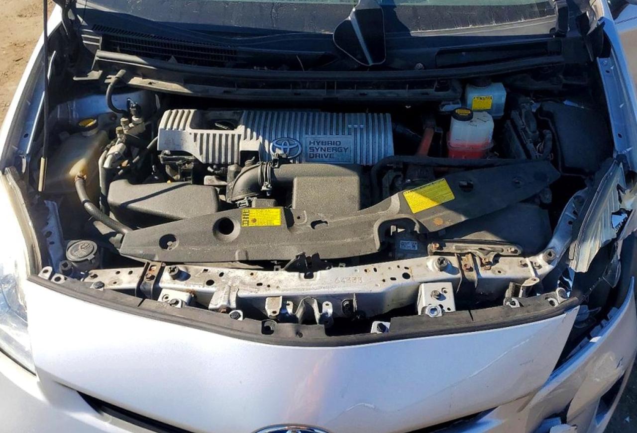 2014 Toyota Prius Three Серебряный vin: JTDKN3DUXE1790644