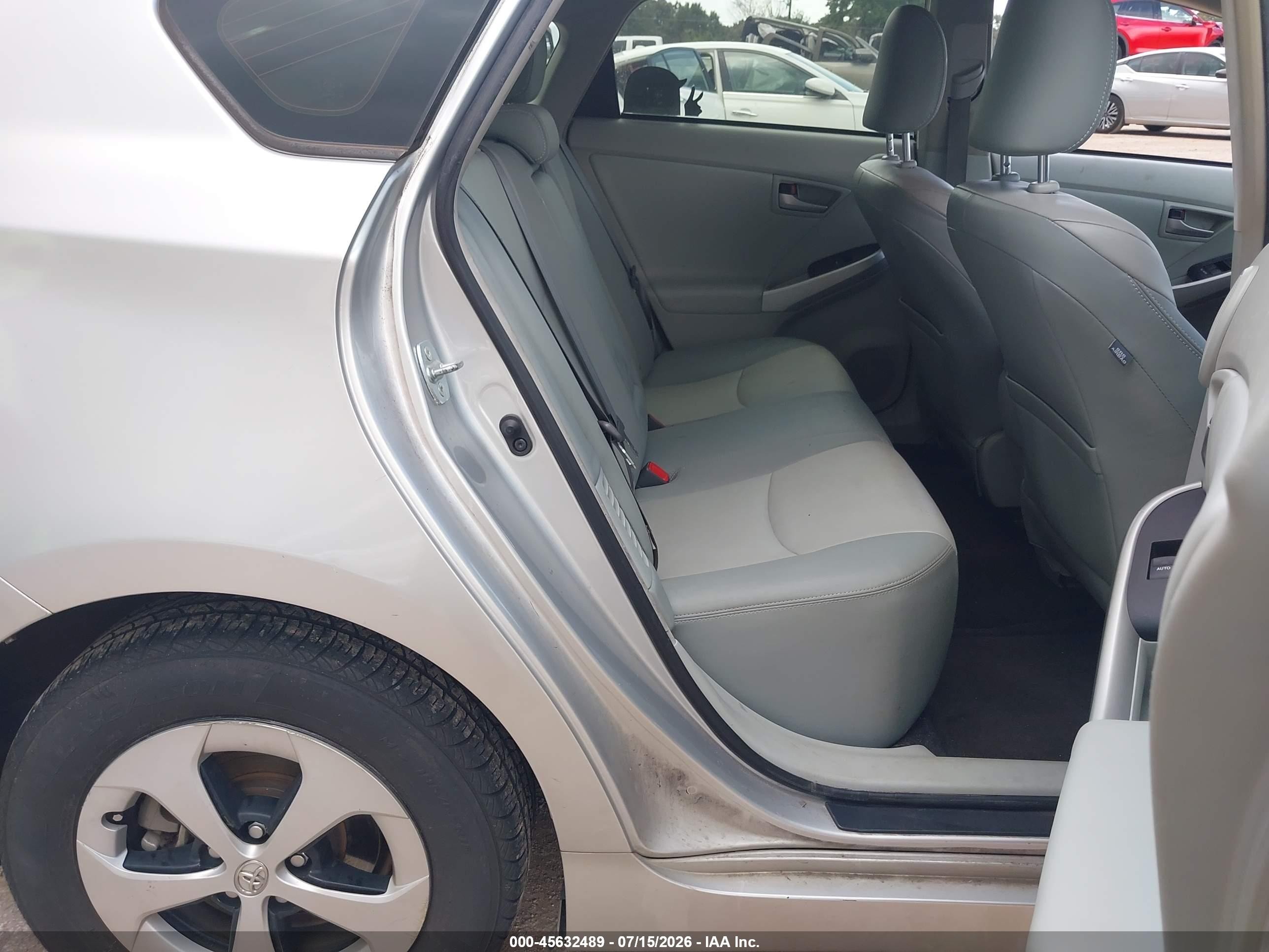 2015 Toyota Prius Four Silver vin: JTDKN3DUXF1928040