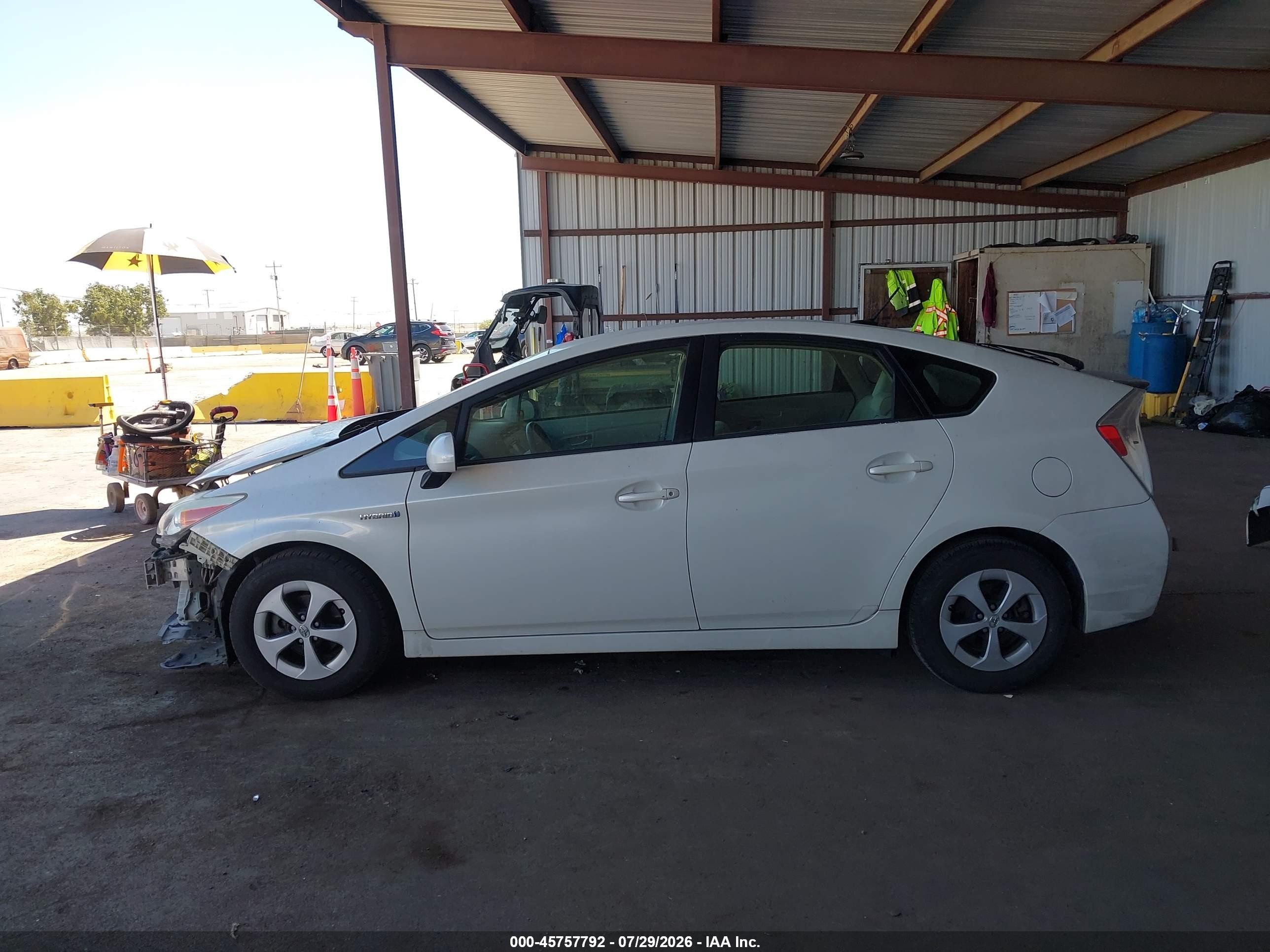 2015 Toyota Prius Three Белый vin: JTDKN3DUXF1933089