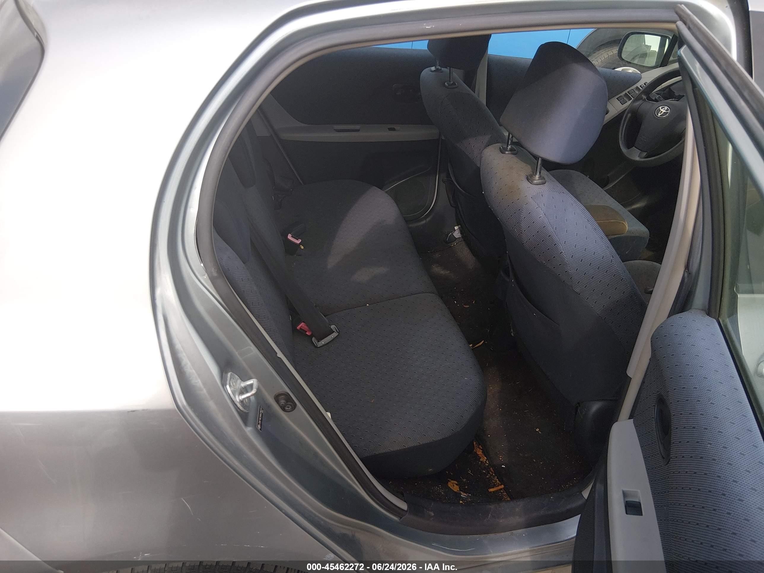 2010 Toyota Yaris   Silver vin: JTDKT4K34A5295297