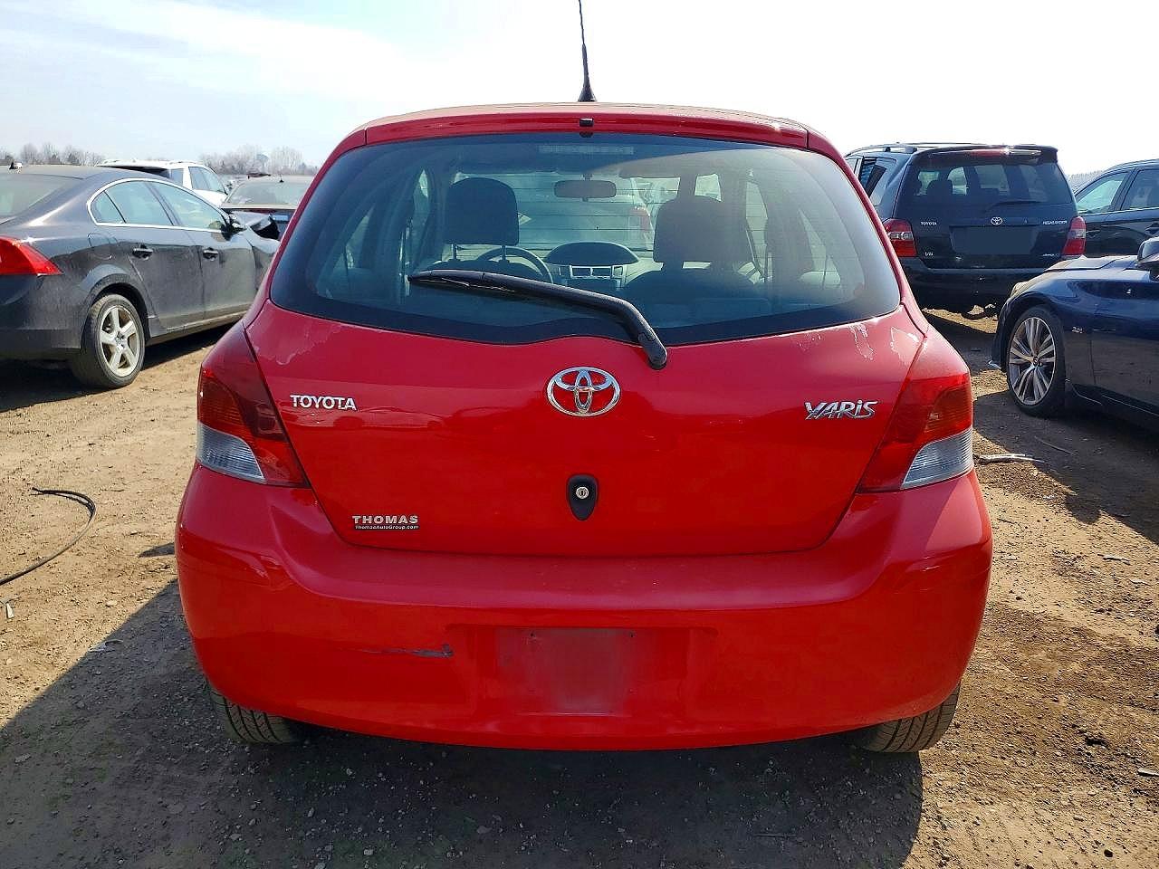 2011 Toyota Yaris Base Красный vin: JTDKT4K35B5337798