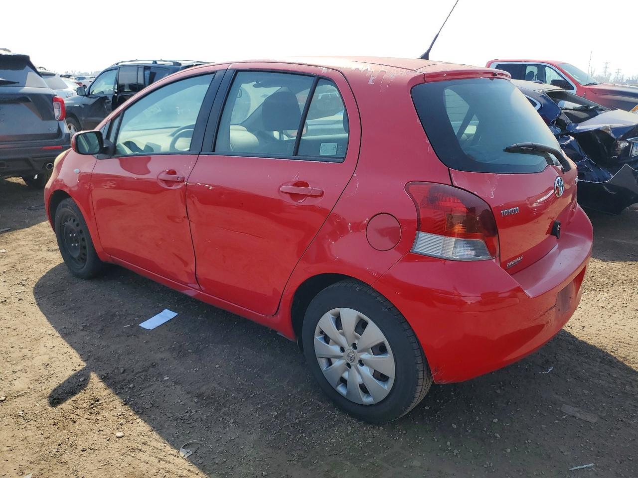 2011 Toyota Yaris Base Красный vin: JTDKT4K35B5337798