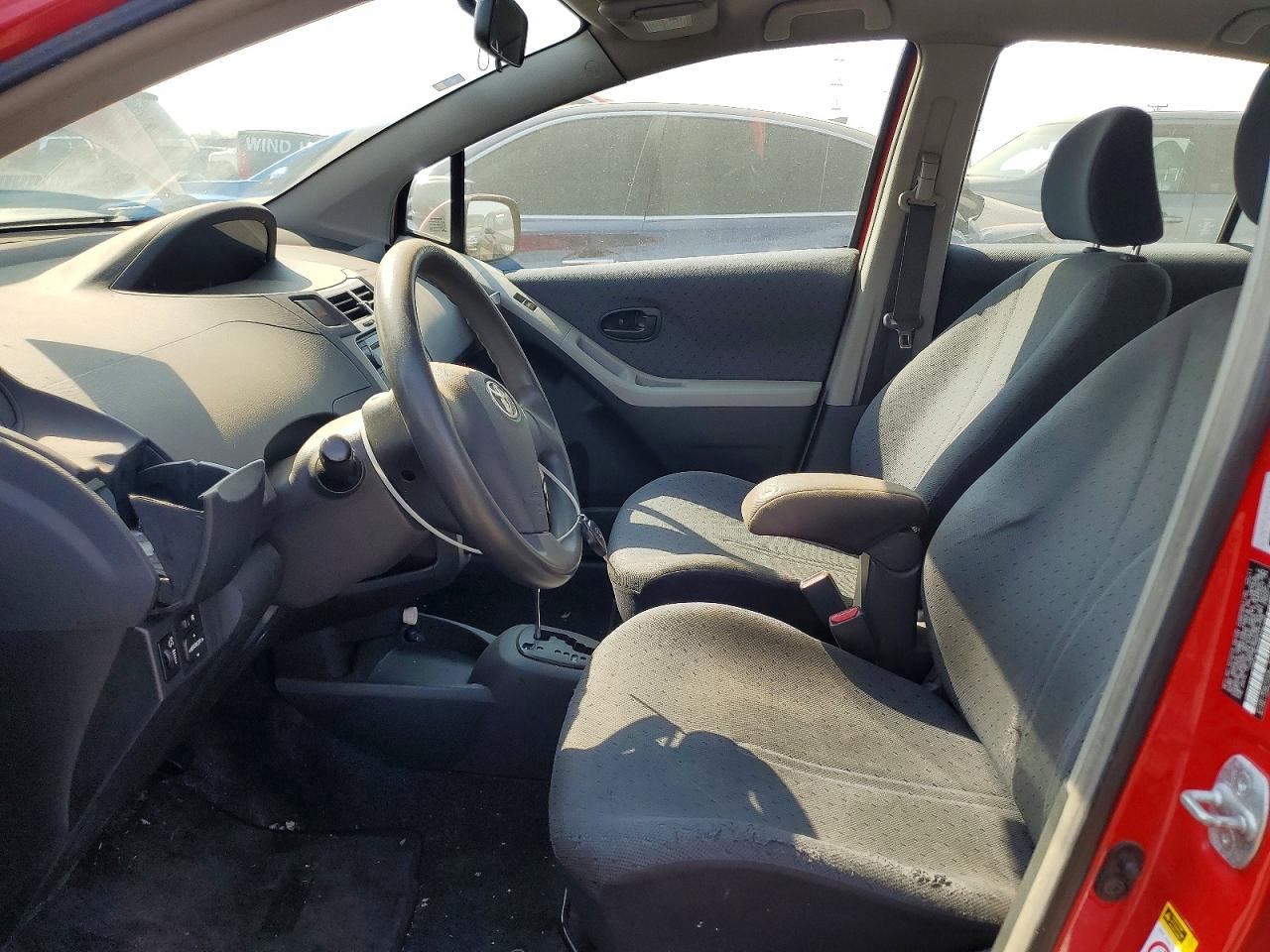2011 Toyota Yaris Base Красный vin: JTDKT4K35B5337798