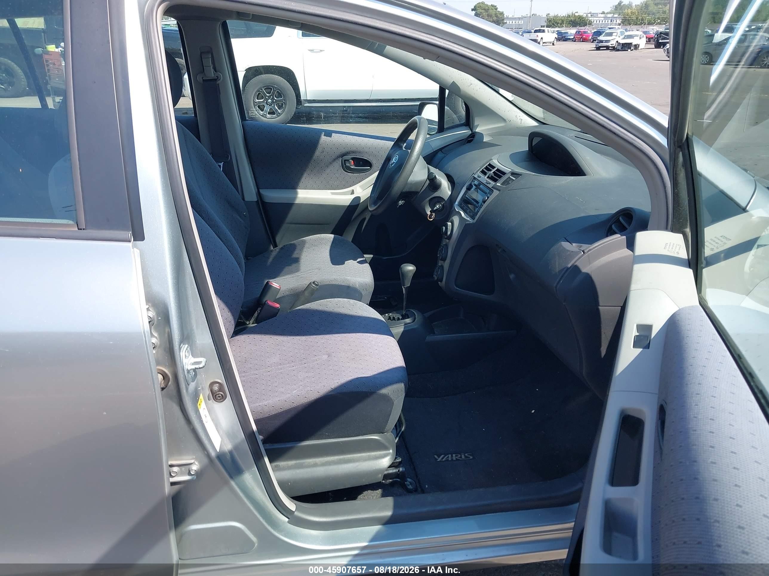 2011 Toyota Yaris   Серебряный vin: JTDKT4K36B5329032
