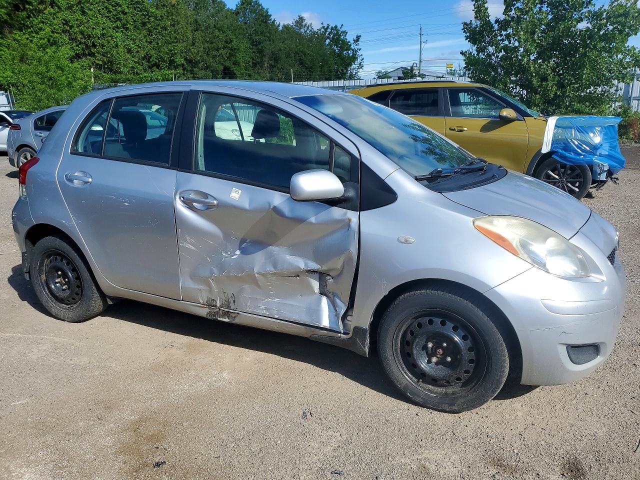 2011 Toyota Yaris Base Серебряный vin: JTDKT4K38B5329579