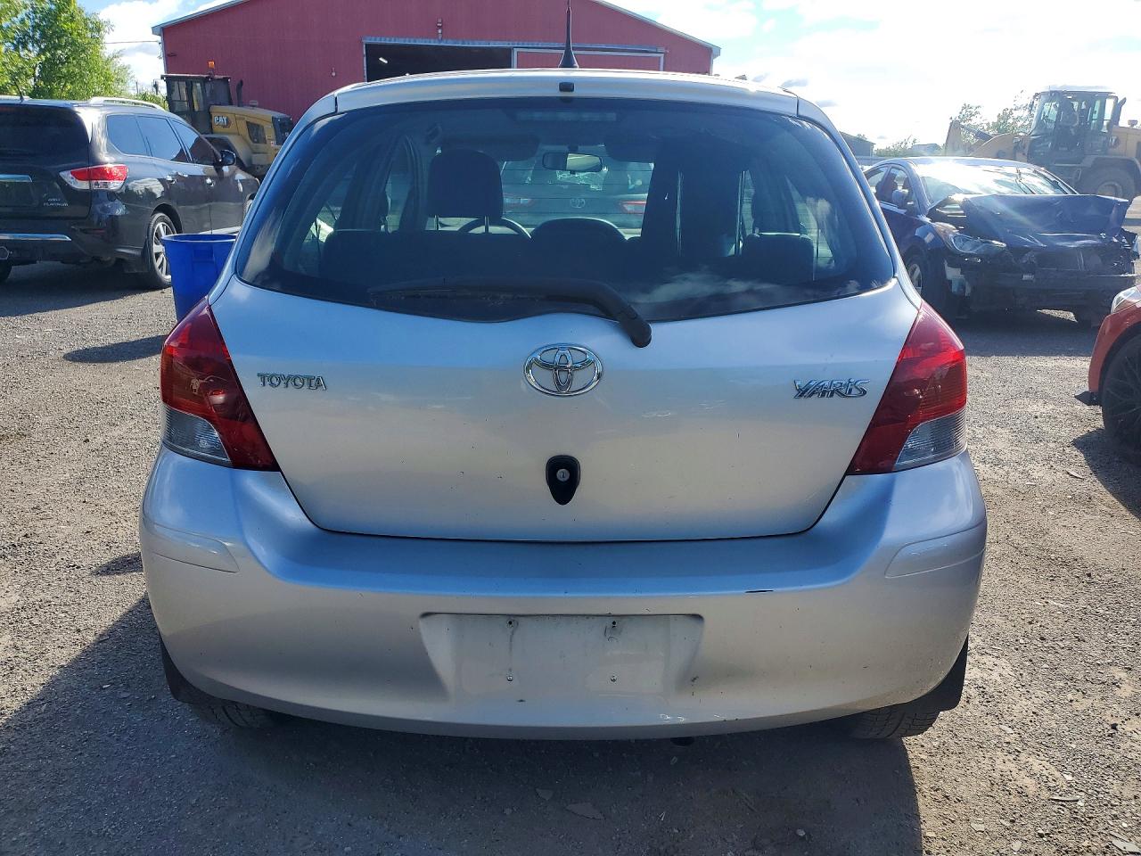 2011 Toyota Yaris Base Серебряный vin: JTDKT4K38B5329579