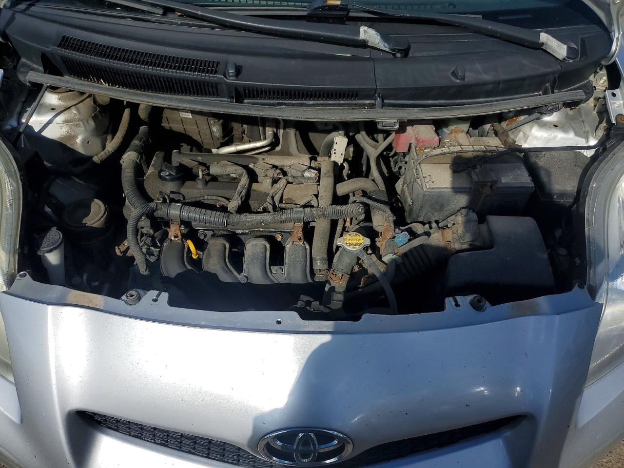 2011 Toyota Yaris Base Серебряный vin: JTDKT4K38B5329579