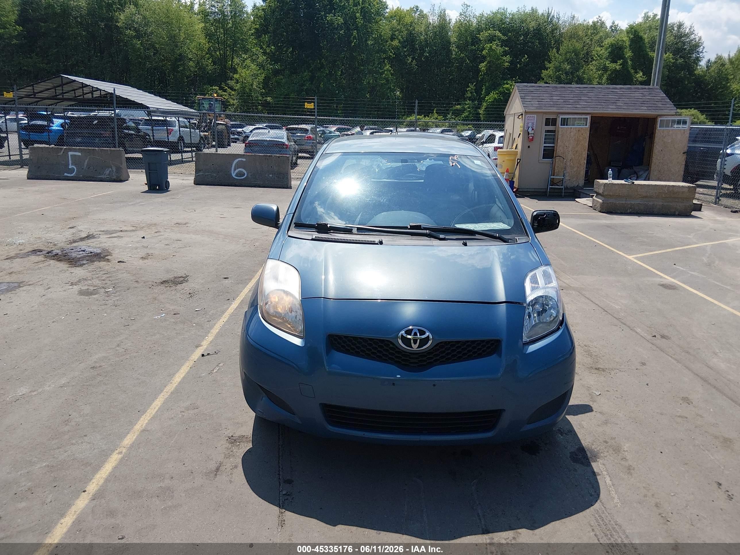 2009 Toyota Yaris   Синий vin: JTDKT903095232192