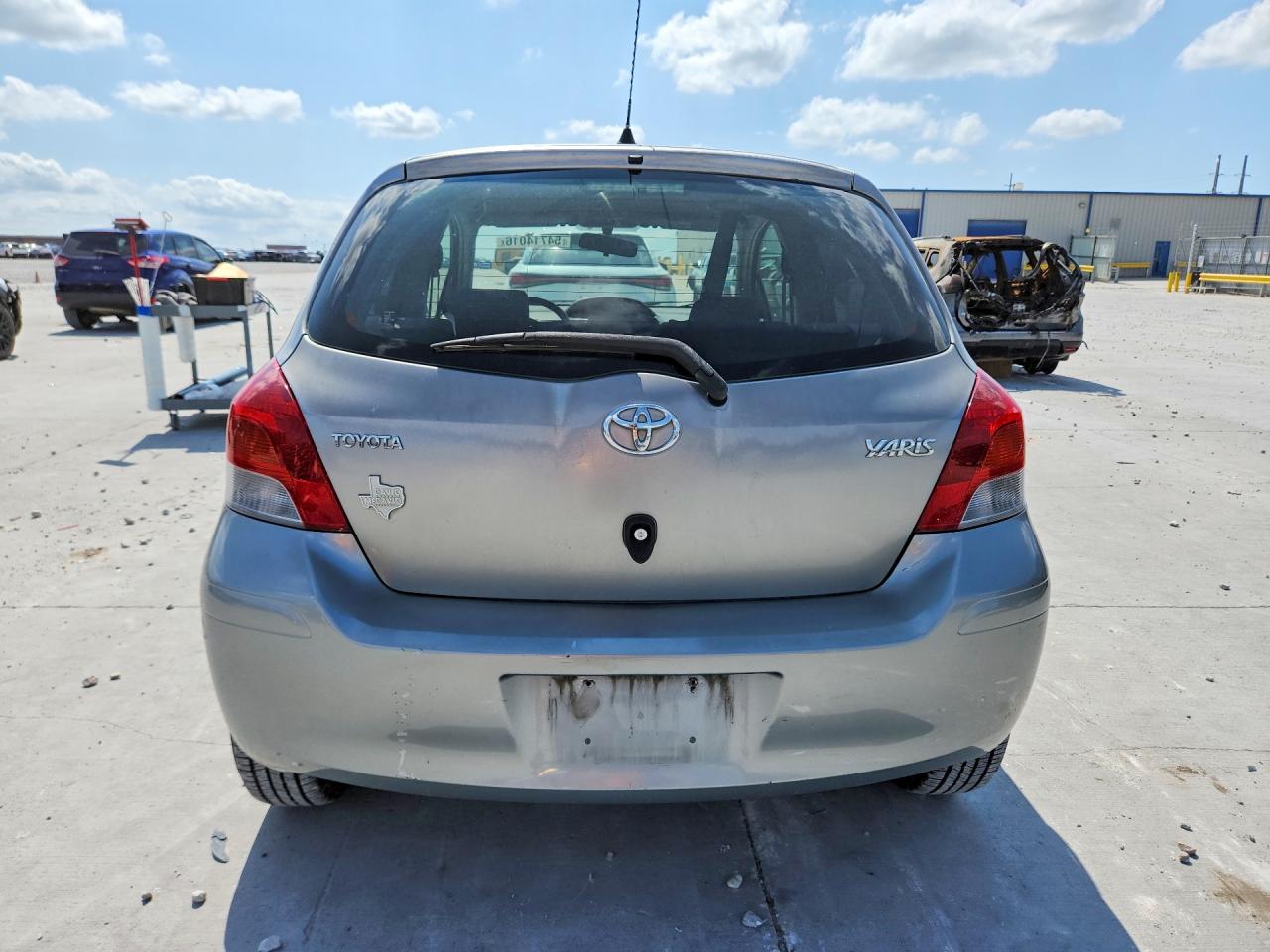 2009 Toyota Yaris Base Silver vin: JTDKT903195259465